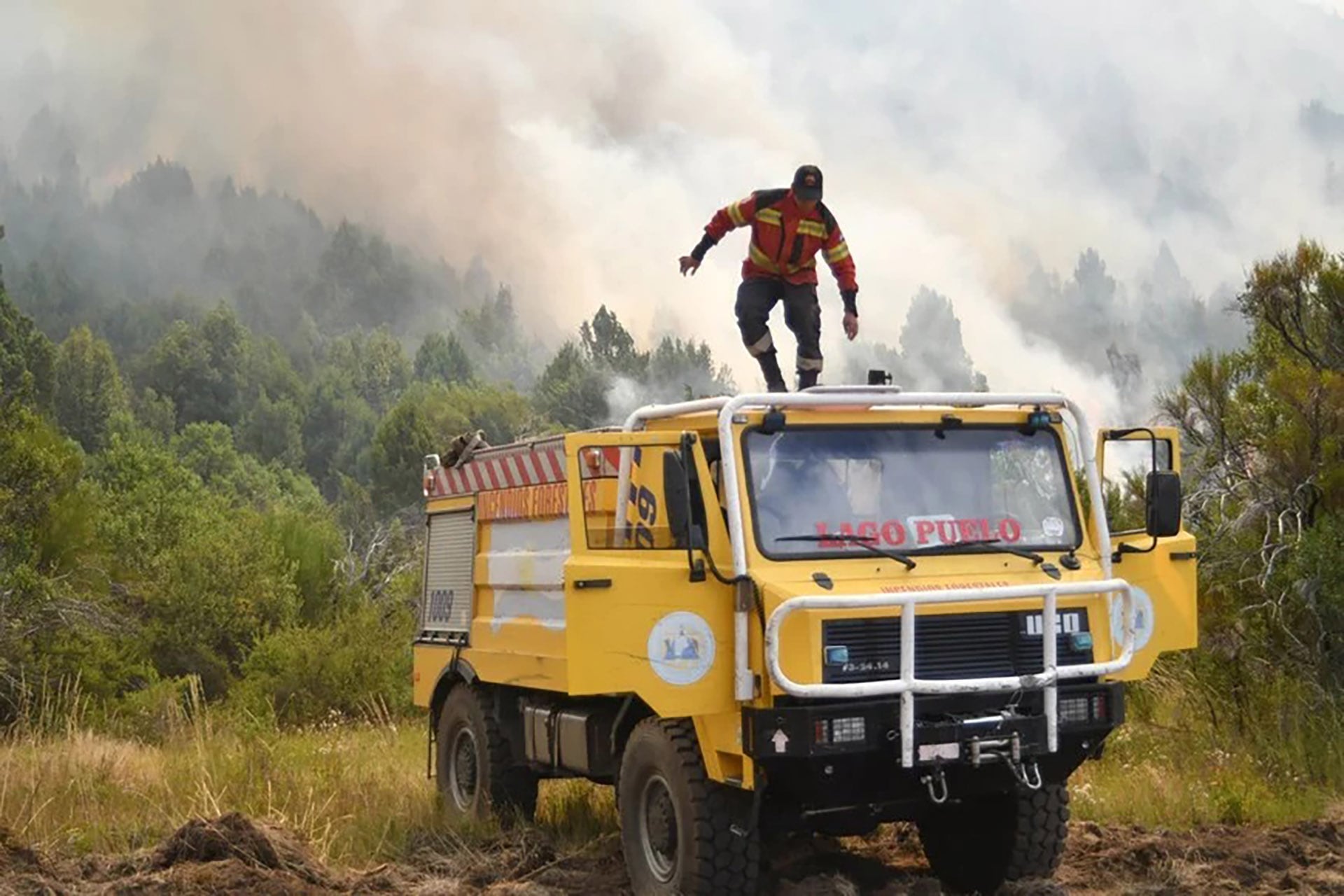 Brigadistas y combatientes de Chubut se preparan para enfrentar varias semanas ante la persistencia de los incendios forestales 