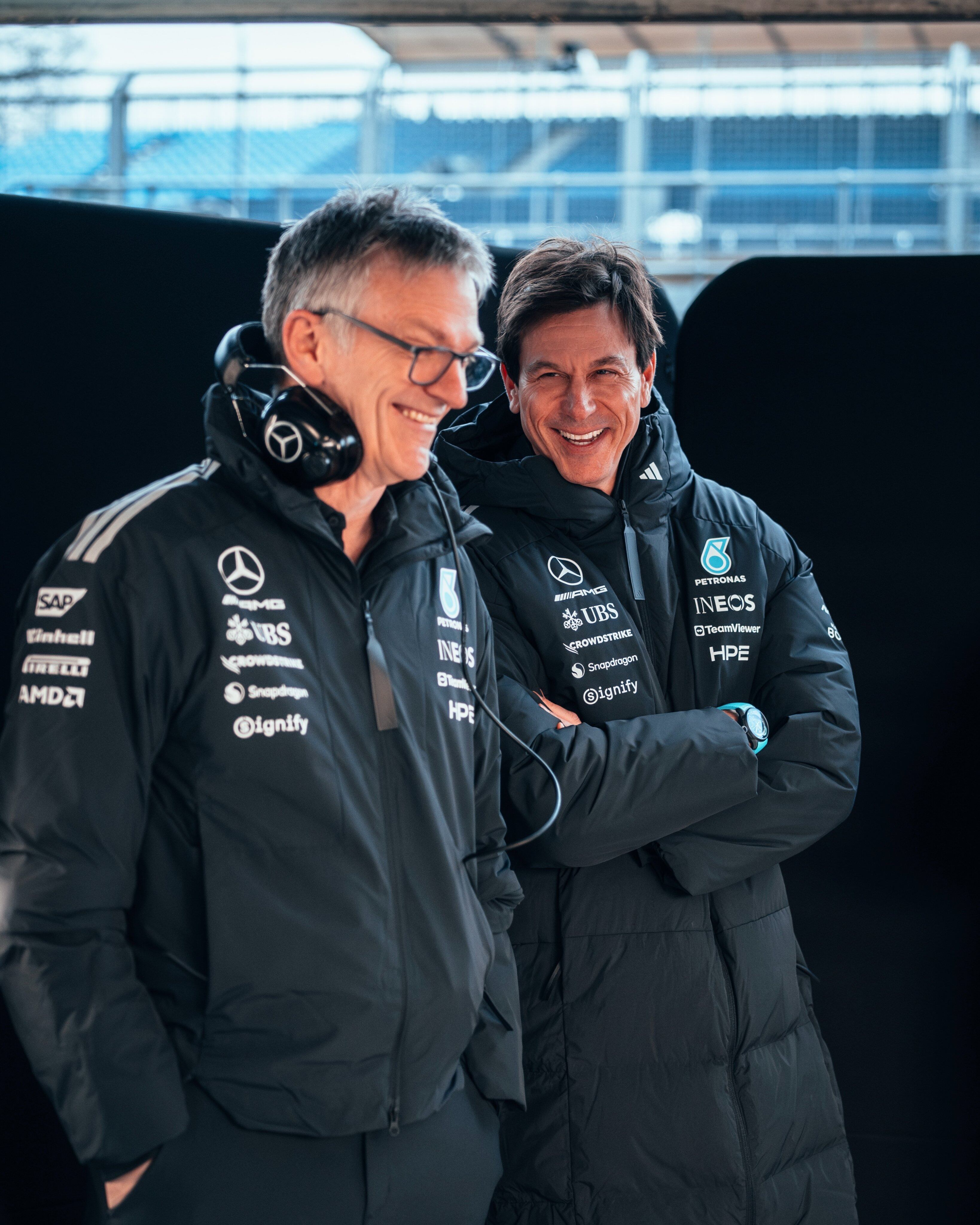 Sonrían en Mercedes por el rendimiento de su motor. En la imagen, su director técnico, James Allison y el jefe del equipo, Toto Wolff (@MercedesAMGF1)