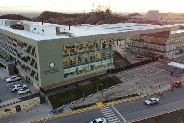 Investigan a una funcionaria que cobró $100 mil a un pareja para casarlos, falsificó los registros y los estafó