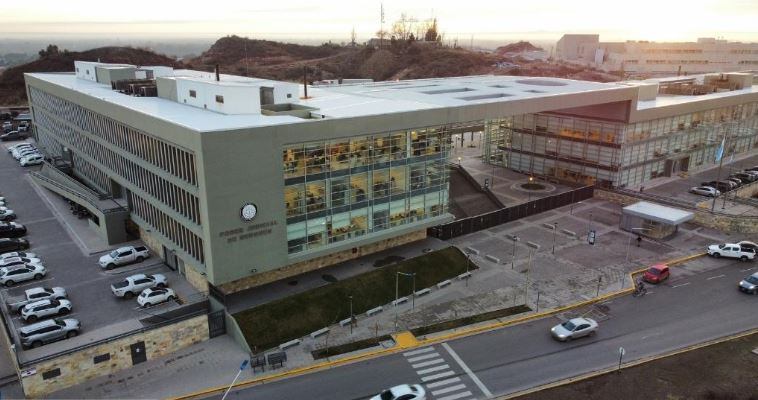 Investigan a una funcionaria que cobró $100 mil a un pareja para casarlos, falsificó los registros y los estafó