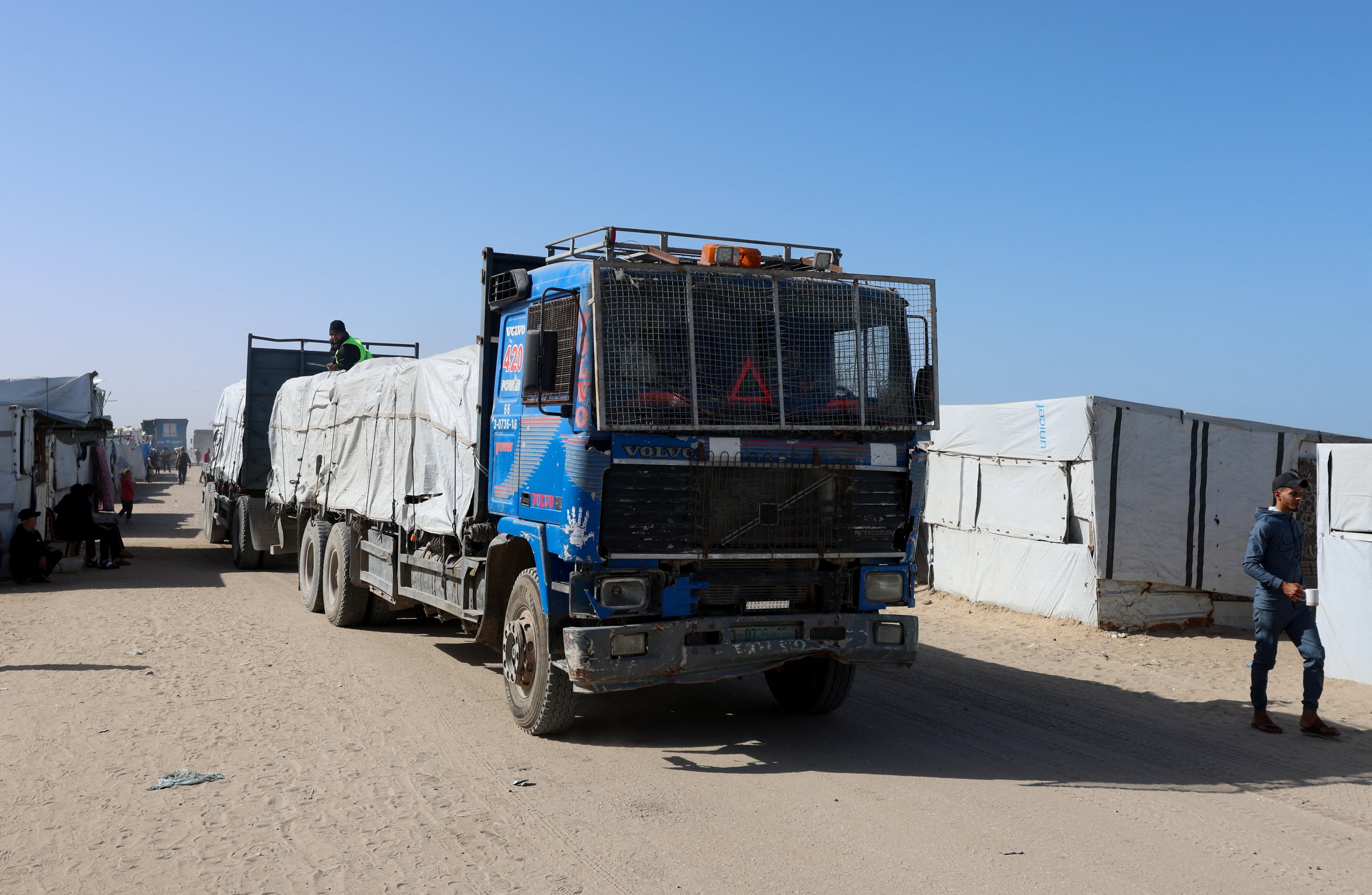 Un camión de ayuda humanitaria en una carretera tras entrar en Gaza a través del cruce de Kerem Shalom, en Ráfah, en el sur de la Franja de Gaza. 1 de febrero de 2026
REUTERS/Ramadan Abed