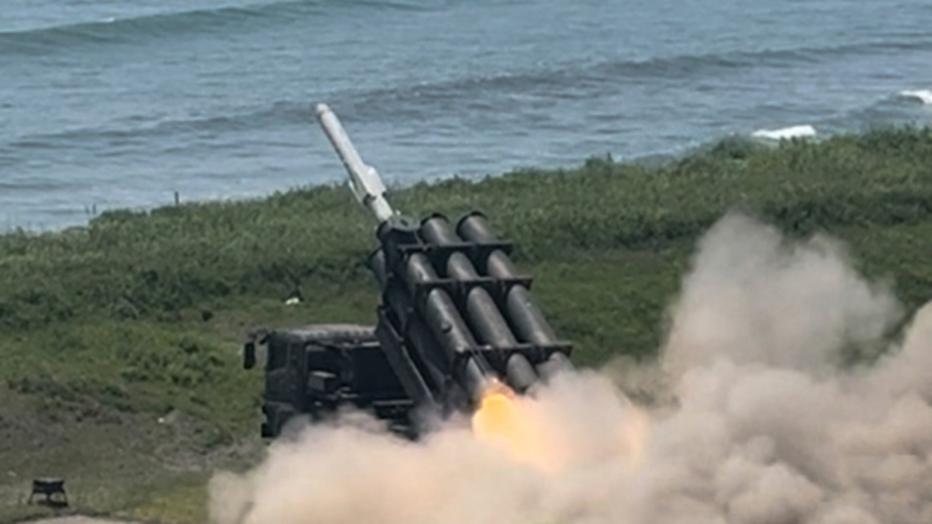 Un misil superficie-buque Tipo 88 es lanzado durante un ejercicio del Ejército japonés en el polígono de Shizunai, en el norte de Hokkaido (AP)
