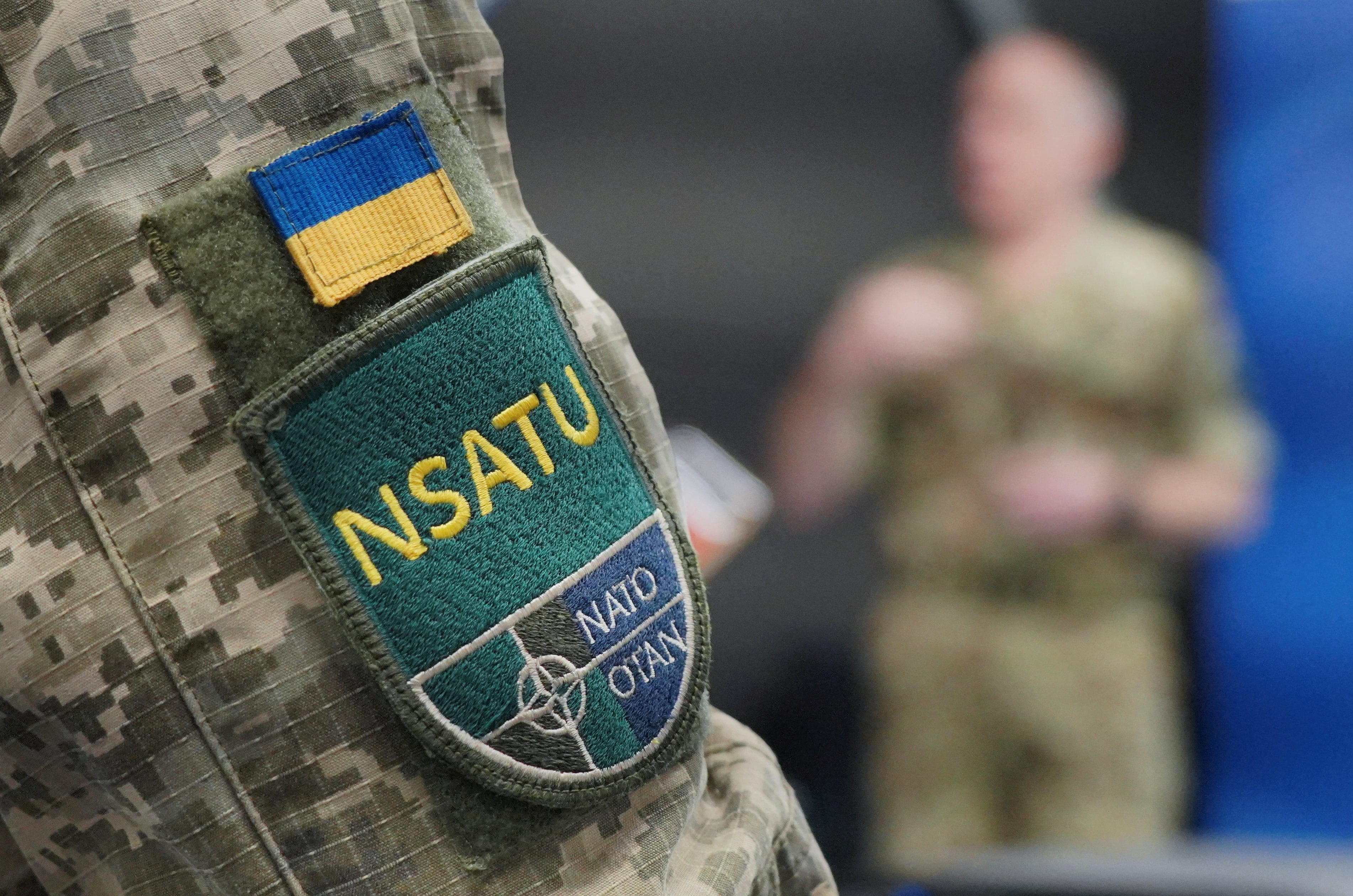 El logotipo de la misión de la OTAN en Ucrania, Asistencia y Entrenamiento de Seguridad de la OTAN para Ucrania (NSATU), en la manga del uniforme de un soldado ucraniano durante una sesión de entrenamiento en la sede de la NSATU (REUTERS/Timm Reichert/Archivo)