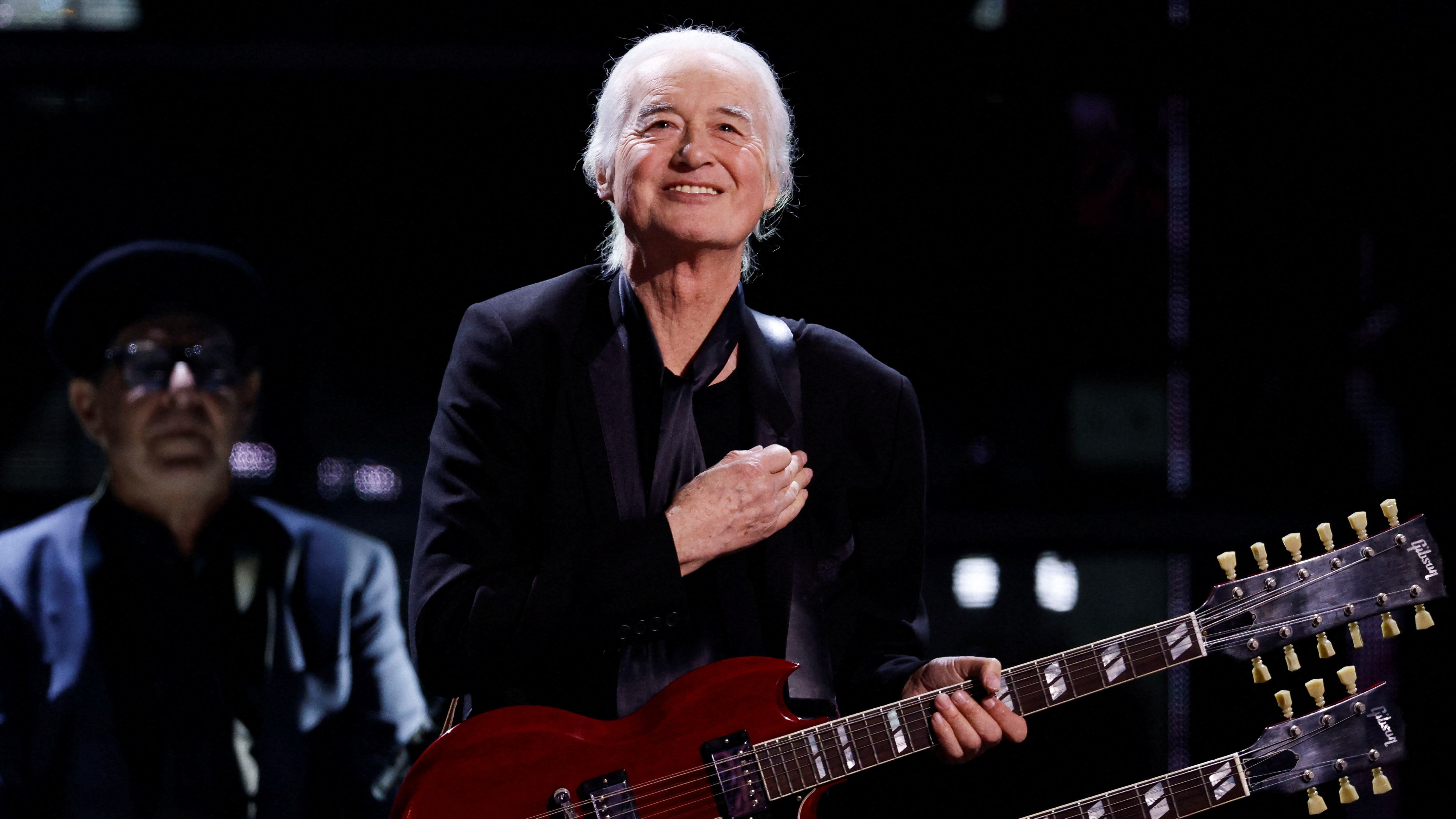 El miedo a romper su emblemática guitarra Gibson de doble mástil fue lo único que detuvo a Page de intervenir en la pelea (REUTERS/Eduardo Munoz)