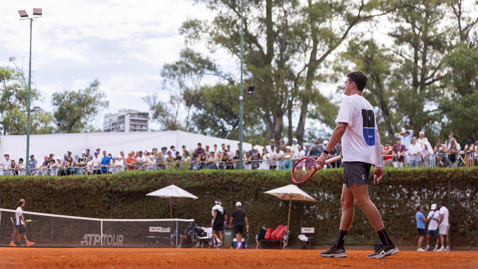 Joao Fonseca trabaja en la cancha ante la atenta mirada del público brasileño, que comenzó a hacerse sentir en el Buenos Aires Lawn Tennis Club (Crédito: Prensa Argentina Open)