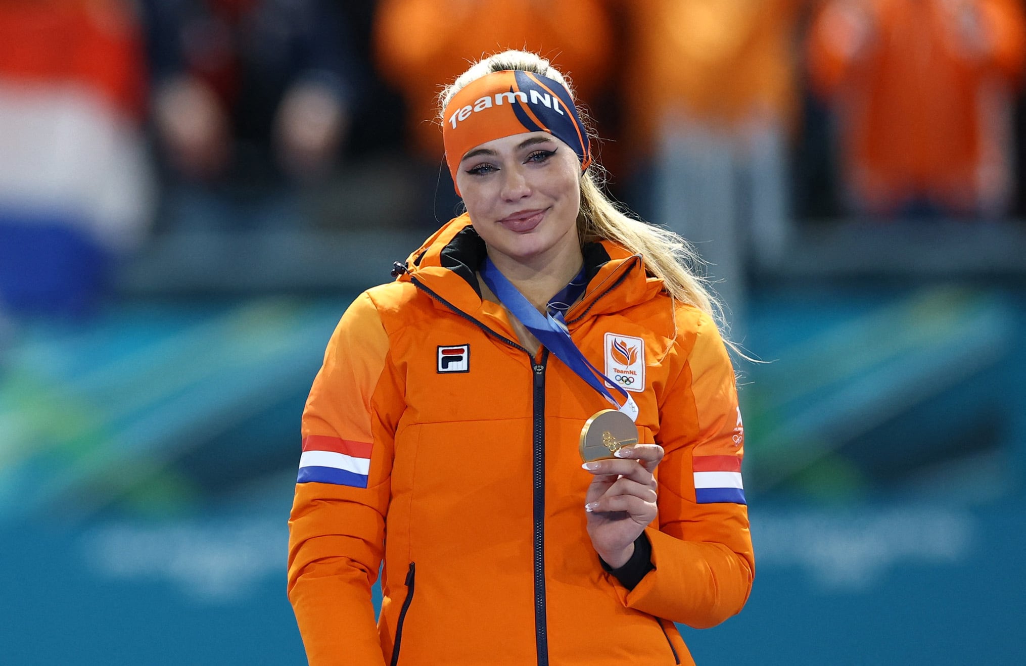 La patinadora neerlandesa posó emocionada con su medalla tras la victoria (REUTERS/Yves Herman)
