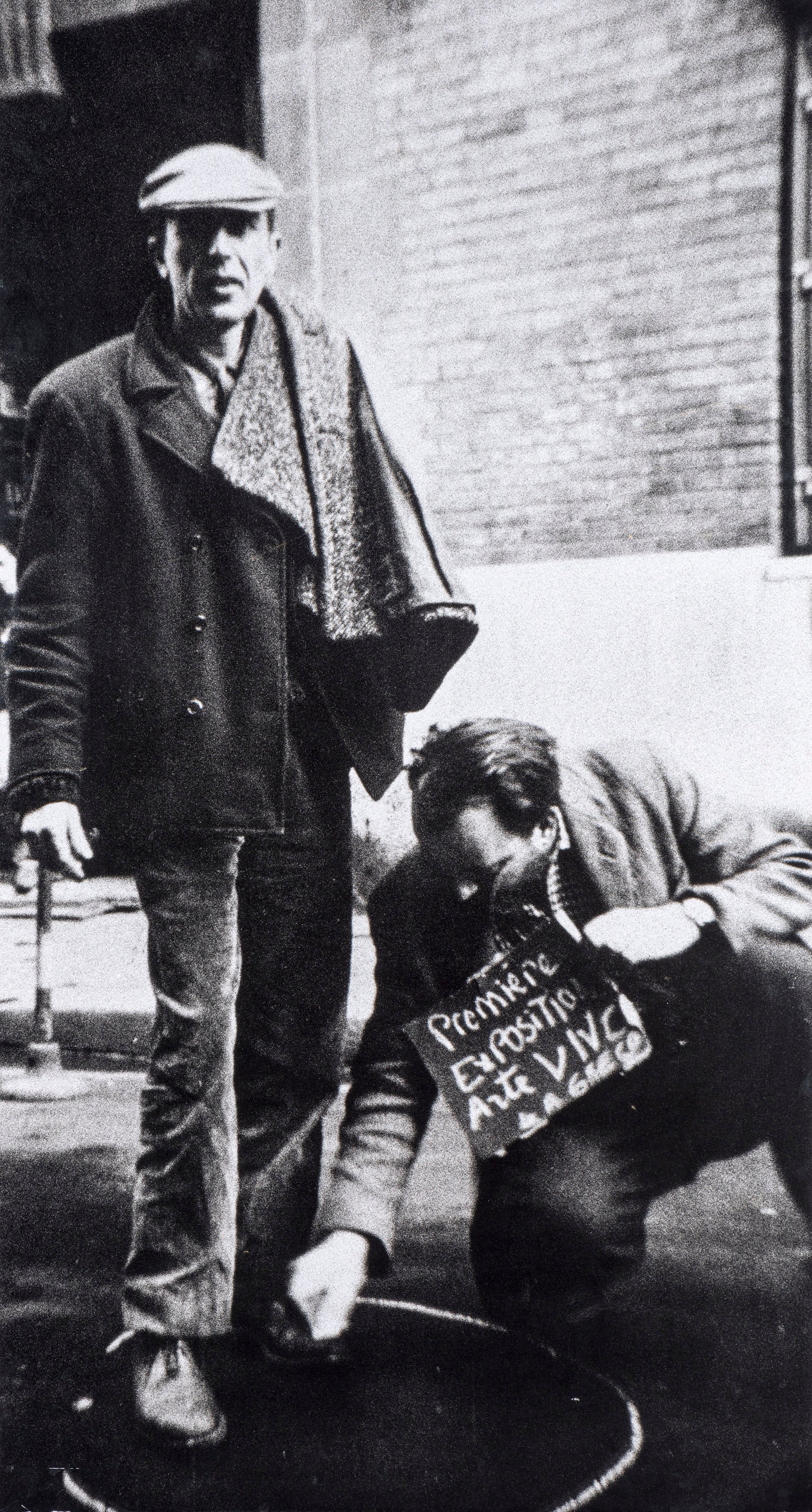 Greco rodeando con tiza al artista argentino Alberto Heredia, en 1962, (IVAM, Institut Valencià d’ Art Modern)