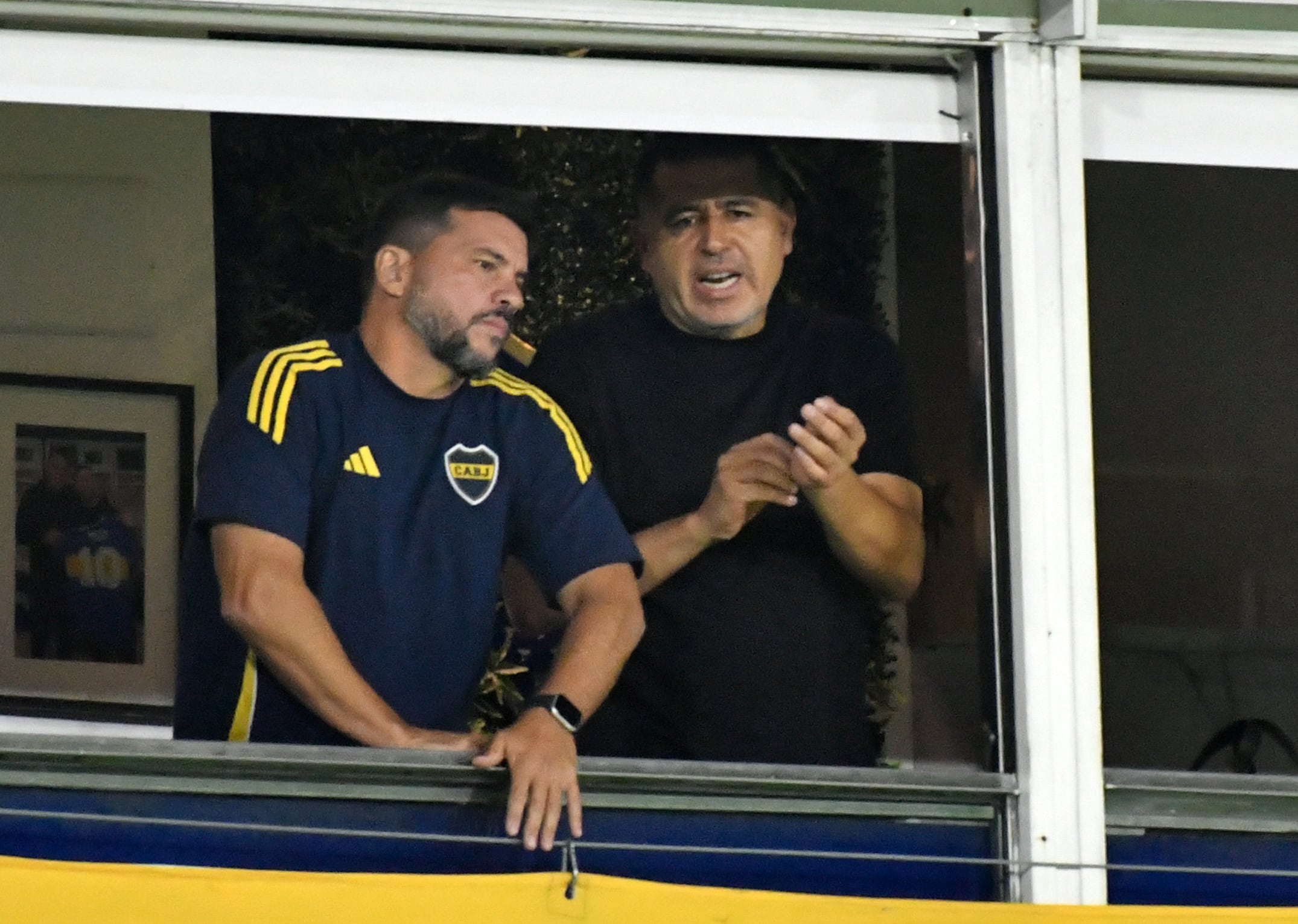 Juan Román Riquelme con Mariano Herron en el palco de la Bombonera durante Boca Juniors vs. Racing por el Torneo Apertura