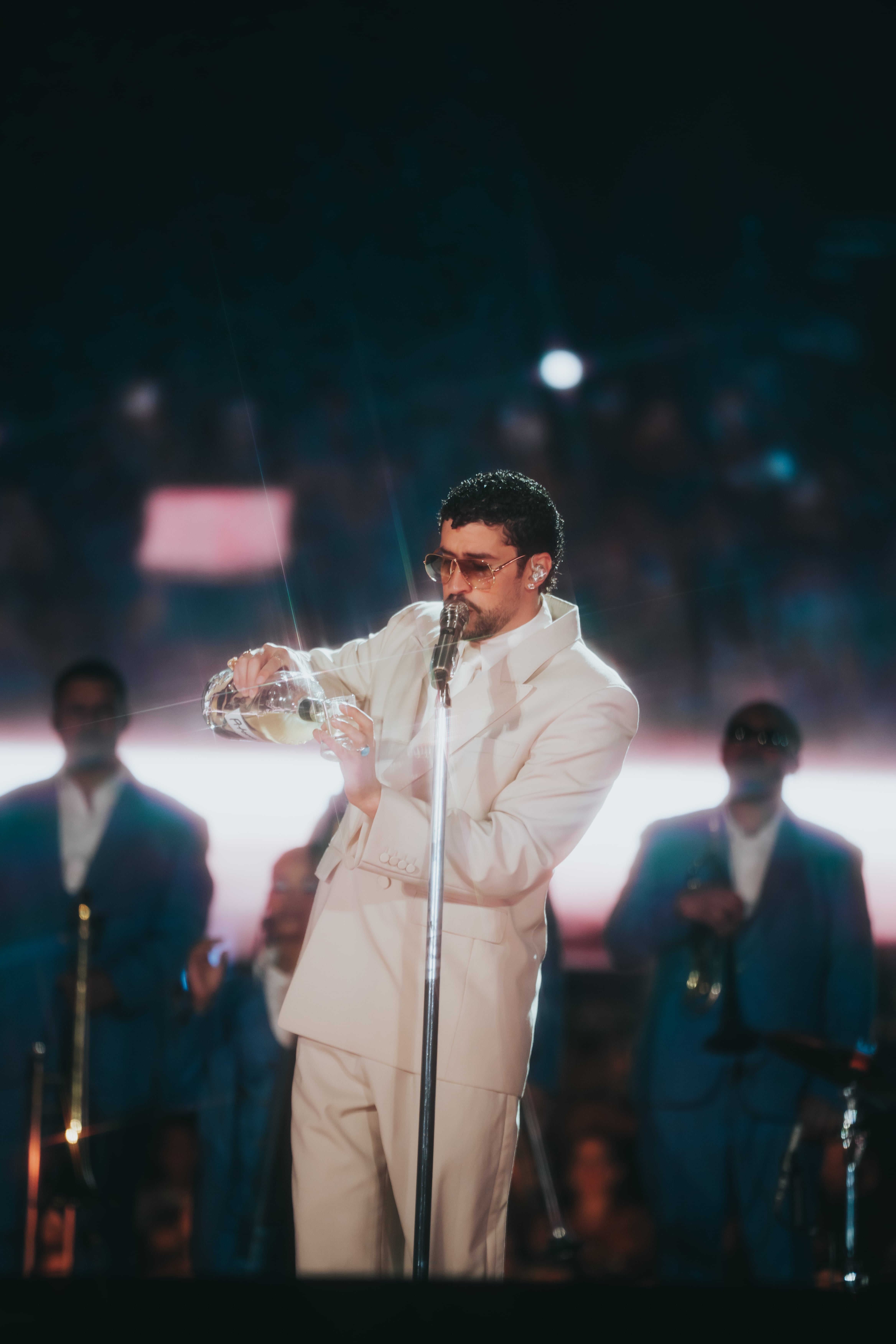 Dos shots para Bad Bunny antes de interpretar