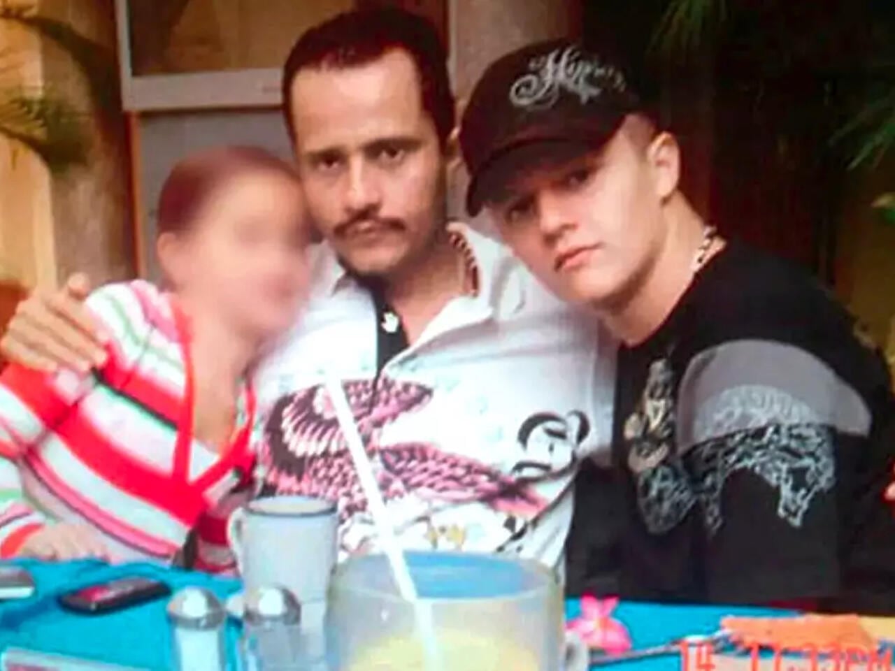 Fotografía de El Mencho con sus hijos, entre ellos El Menchito, hoy detenido en EEUU (Redes sociales)