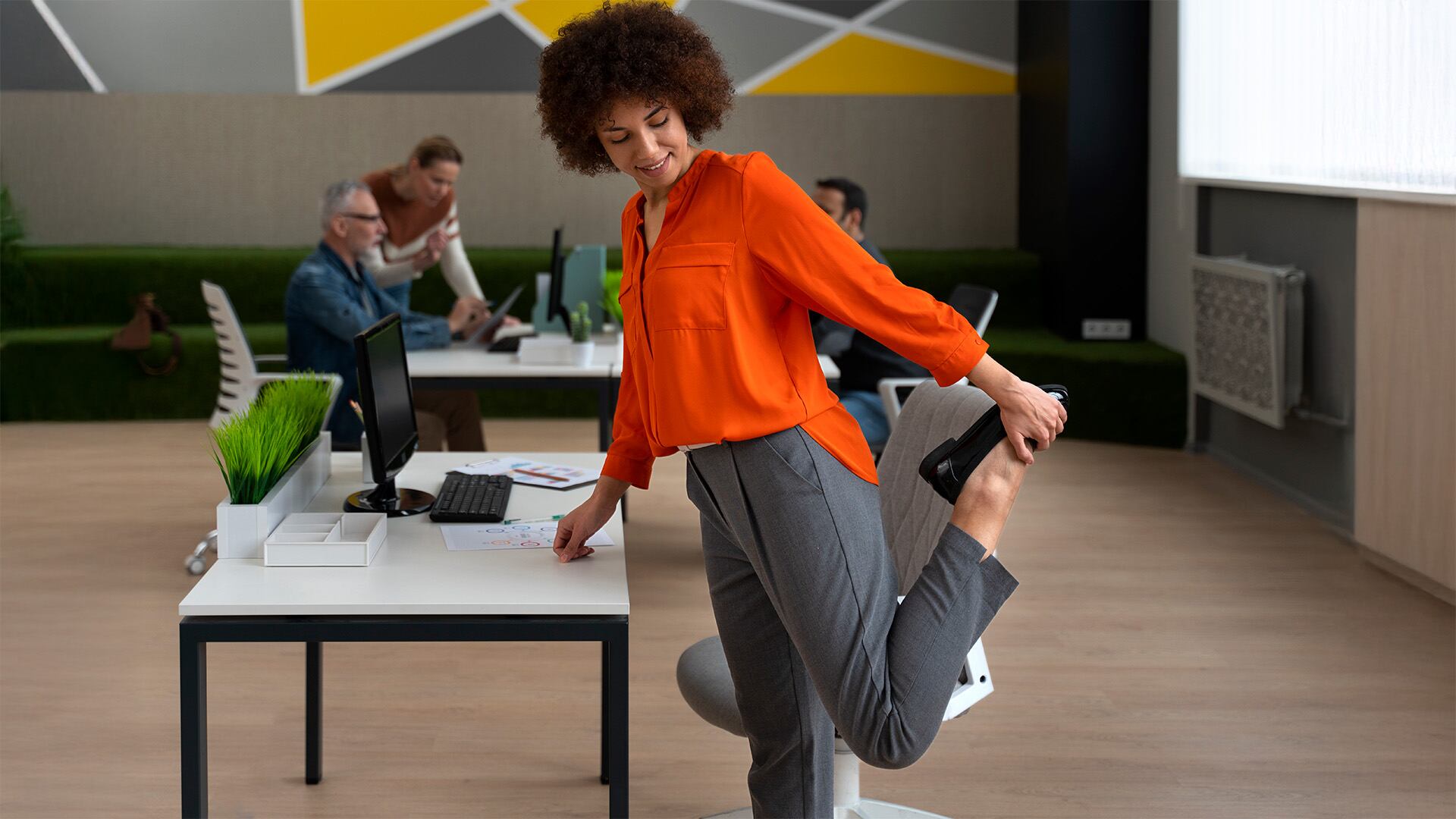 Las pausas activas o 'snacks de ejercicio' permiten combatir el sedentarismo en personas con agendas ajustadas y largas jornadas frente a pantallas (Freepik) 