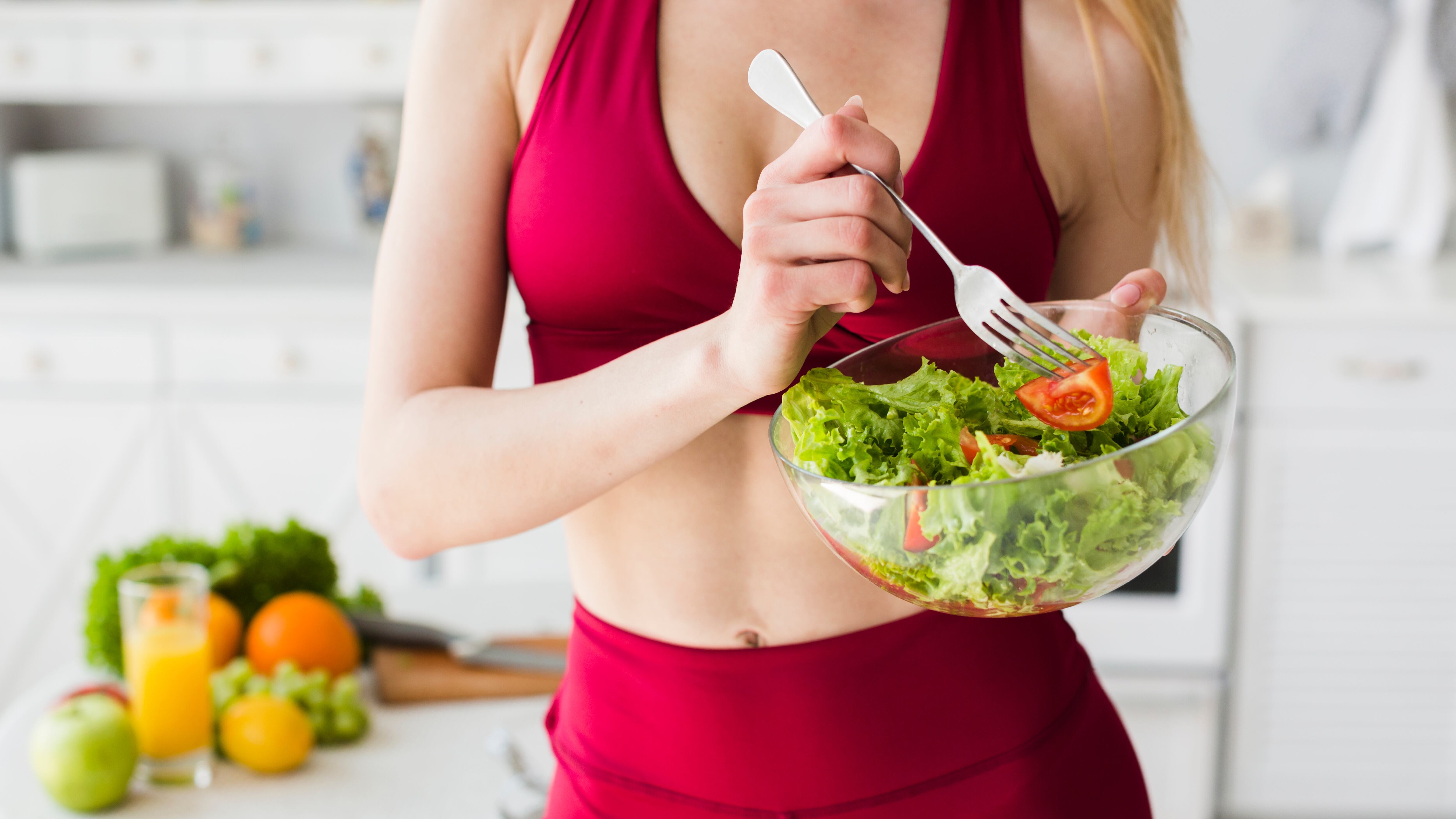 Estudios muestran que adelantar la última comida mejora el peso corporal y la glucosa en ayunas (Freepik)