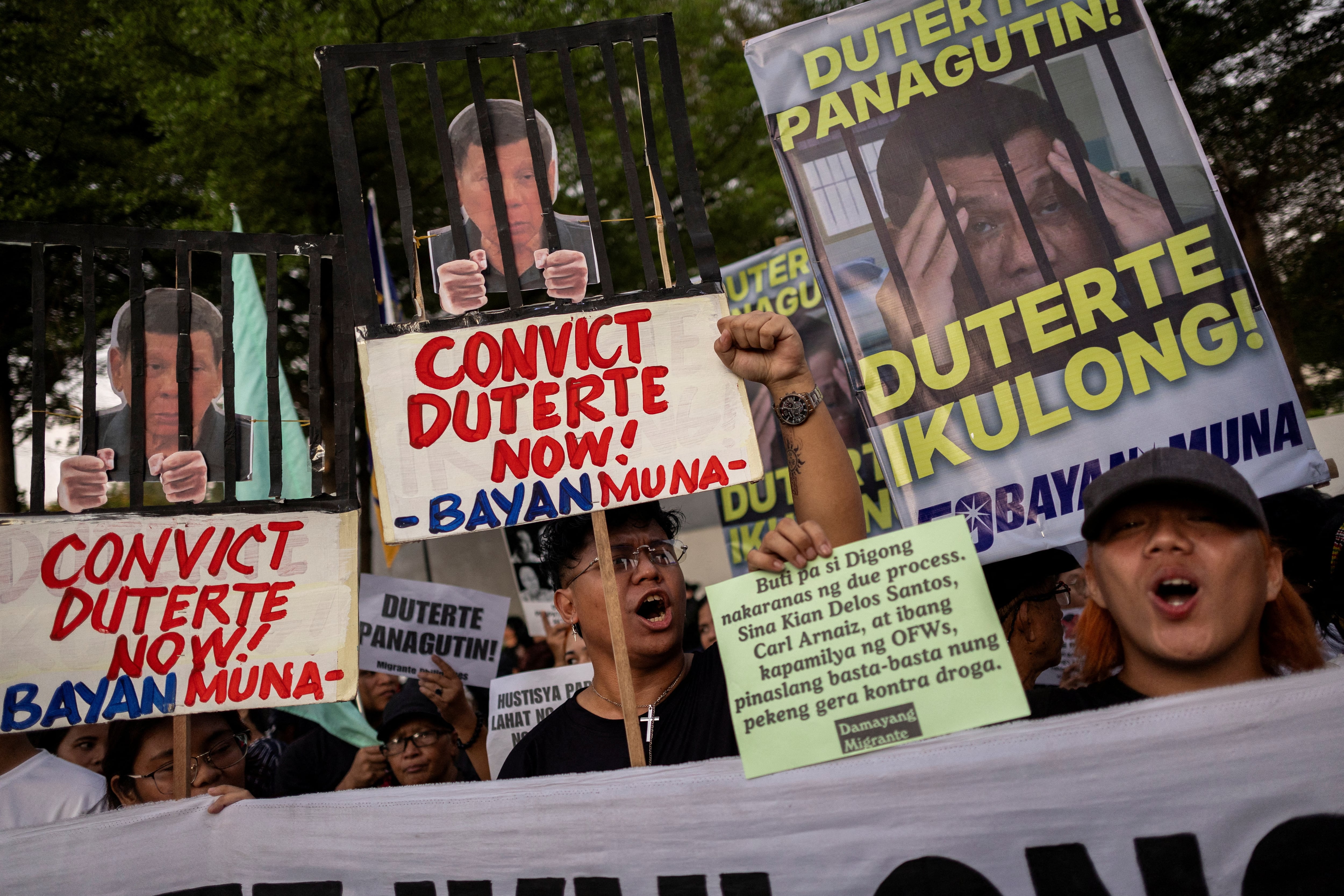 Manifestantes sostienen carteles mientras estudiantes y activistas filipinos exigen la condena y el encarcelamiento del expresidente filipino Rodrigo Duterte durante una protesta antes de su primera comparecencia ante la Corte Penal Internacional, en Ciudad Quezón, Filipinas, el 14 de marzo de 2025. REUTERS/Eloisa Lopez/Foto de archivo