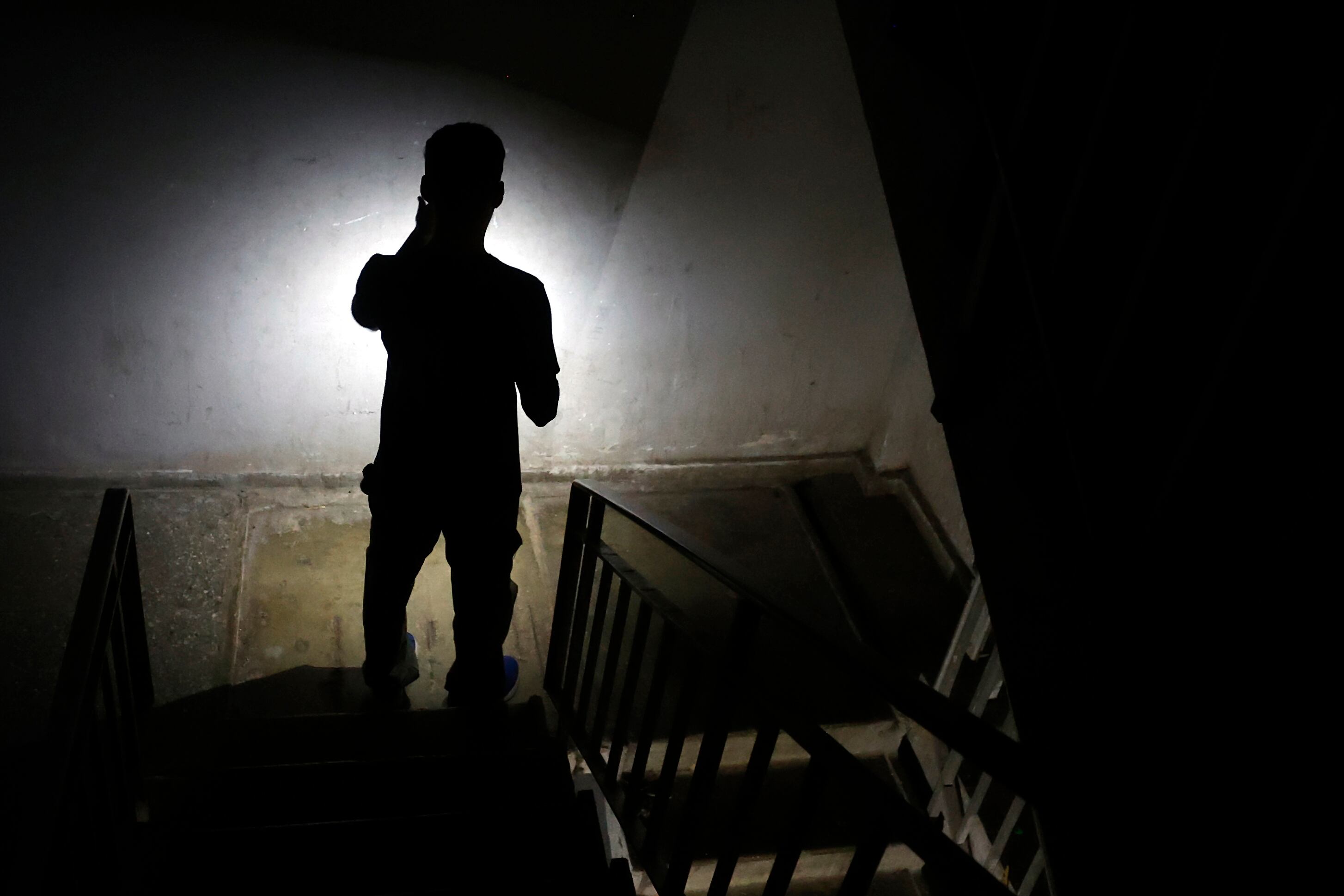 Una persona camina al interior de un edificio durante un apagón este miércoles, en La Habana (EFE/Ernesto Mastrascusa)