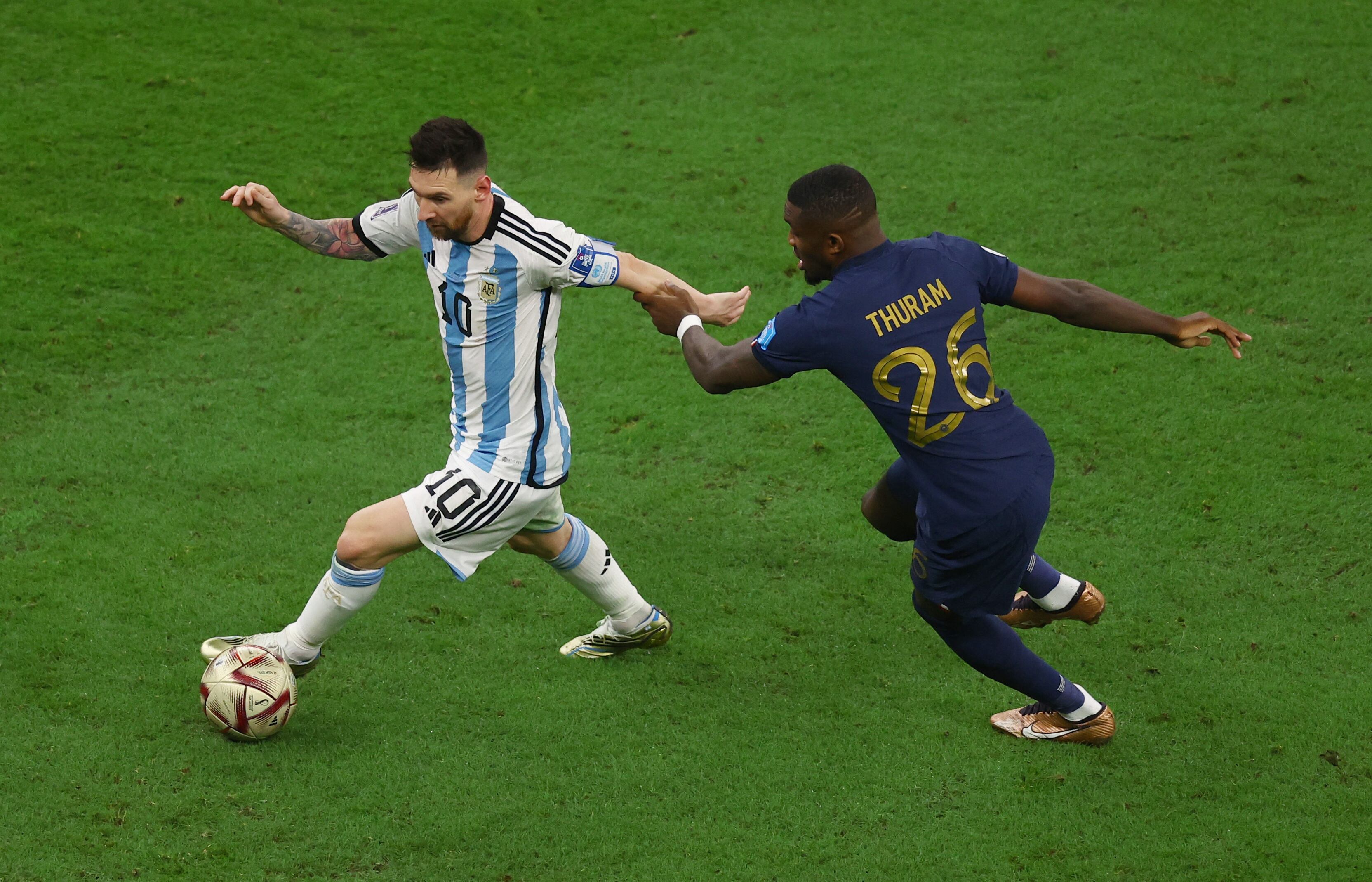 Marcus Thuram marca a Messi en la final de Qatar 2022, considerada por muchos como la mejor de la historia de los Mundiales (REUTERS/Paul Childs)
