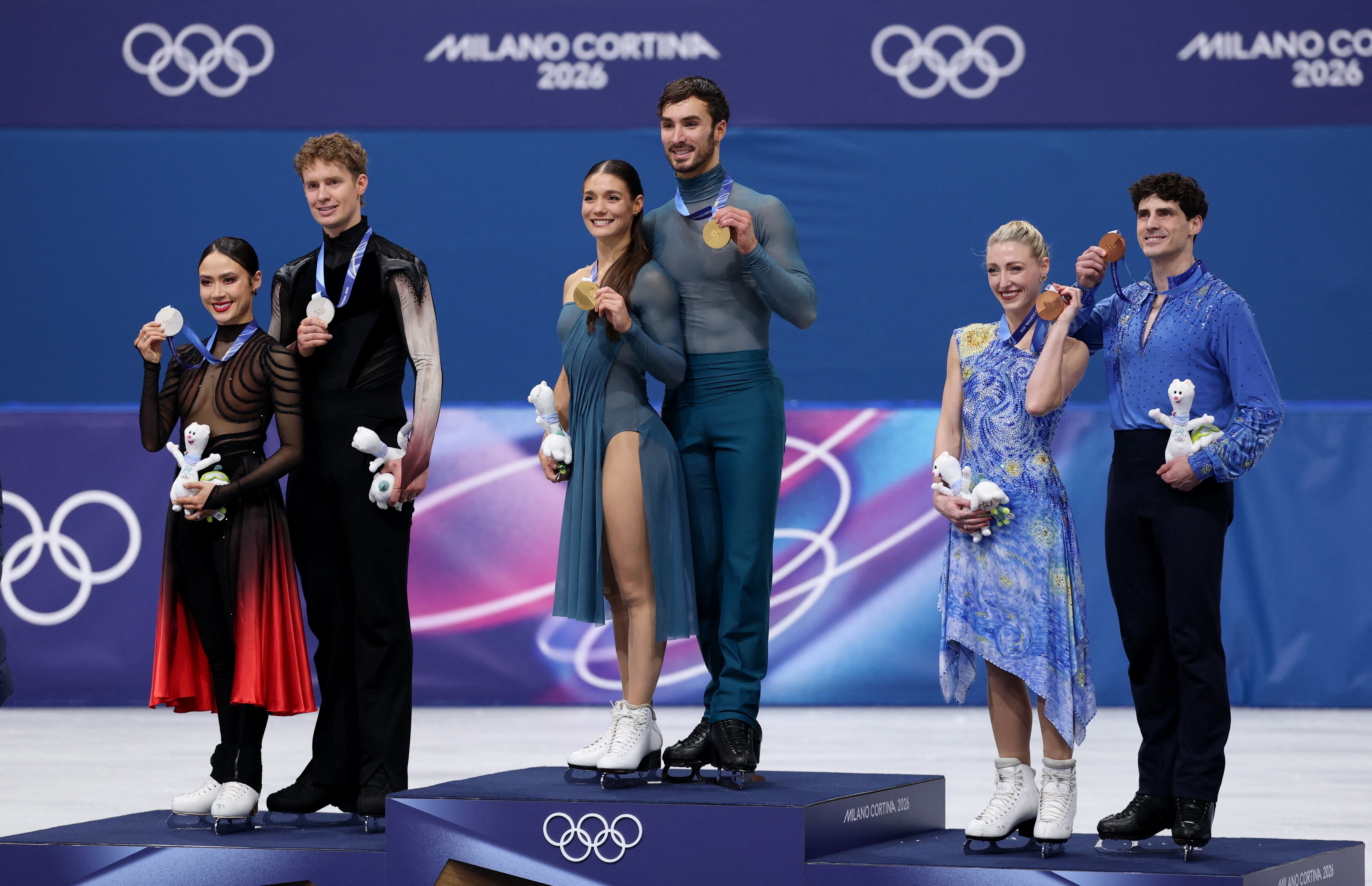 El podio del patinaje artístico con Francia en el primer puesto y EEUU por detrás (REUTERS/Yara Nardi)