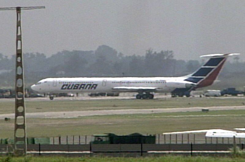 Un avión de Cubana de Aviación despega del aeropuerto José Martí, en La Habana (REUTERS/Reuters TV)