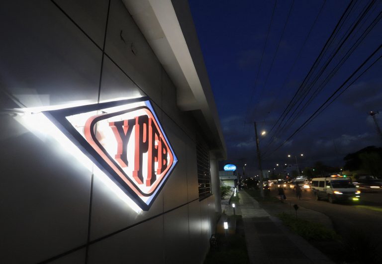 La estatal YPFB de Bolivia dio detalles de las plantas que produjeron gasolina en mal estado