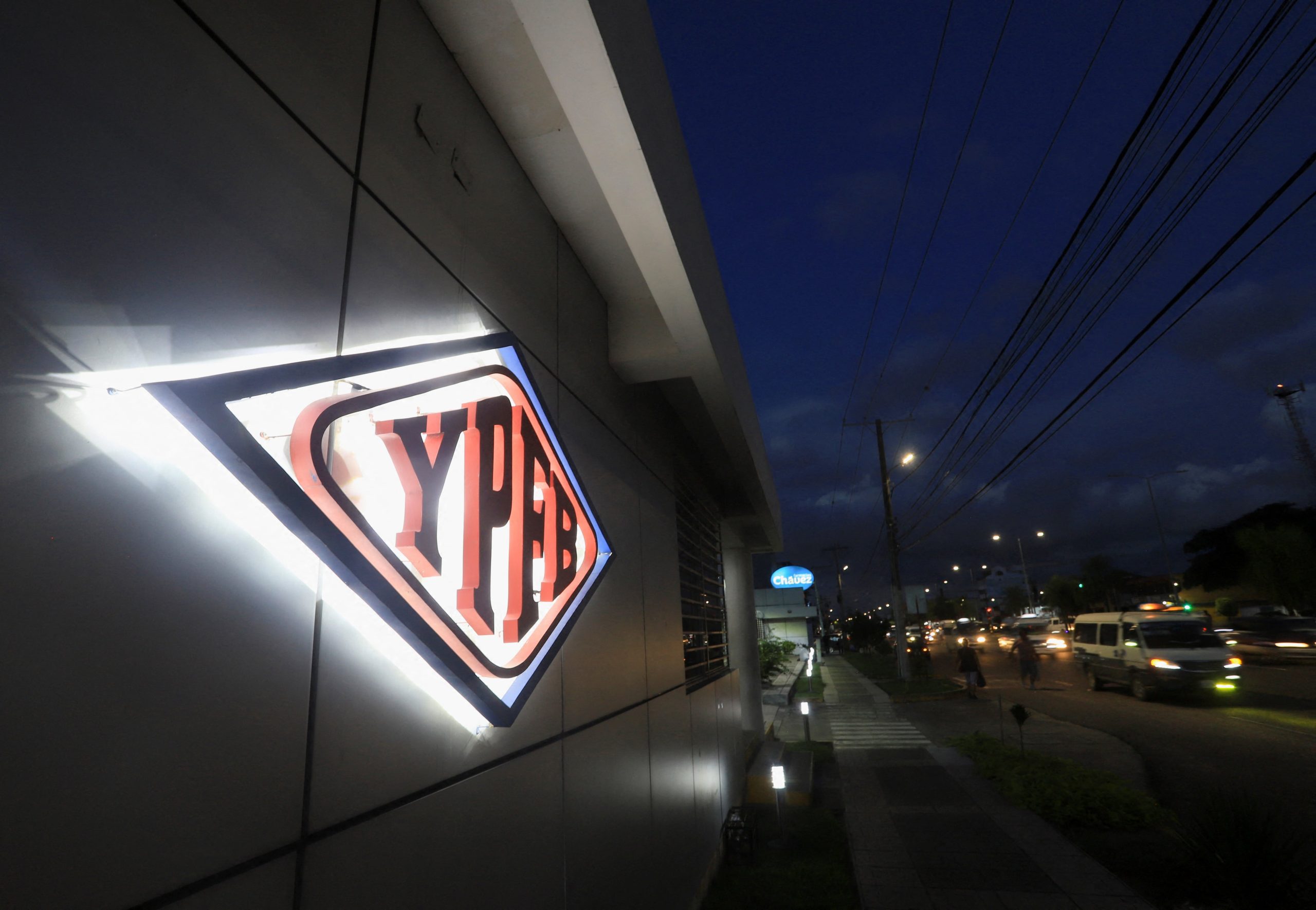 La estatal YPFB de Bolivia dio detalles de las plantas que produjeron gasolina en mal estado