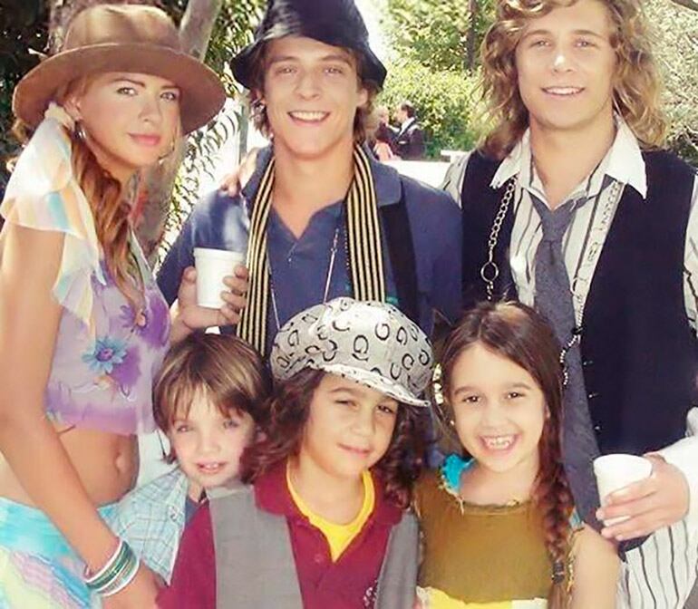 Guada Antón junto a su hermano Nano y parte del los Teen Angels: China Suárez, Gastón Dalmau y Tacho Riera