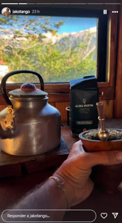 En diciembre pasado, Jakob subió una postal tomando la marca de yerba mate de su expareja (Instagram)