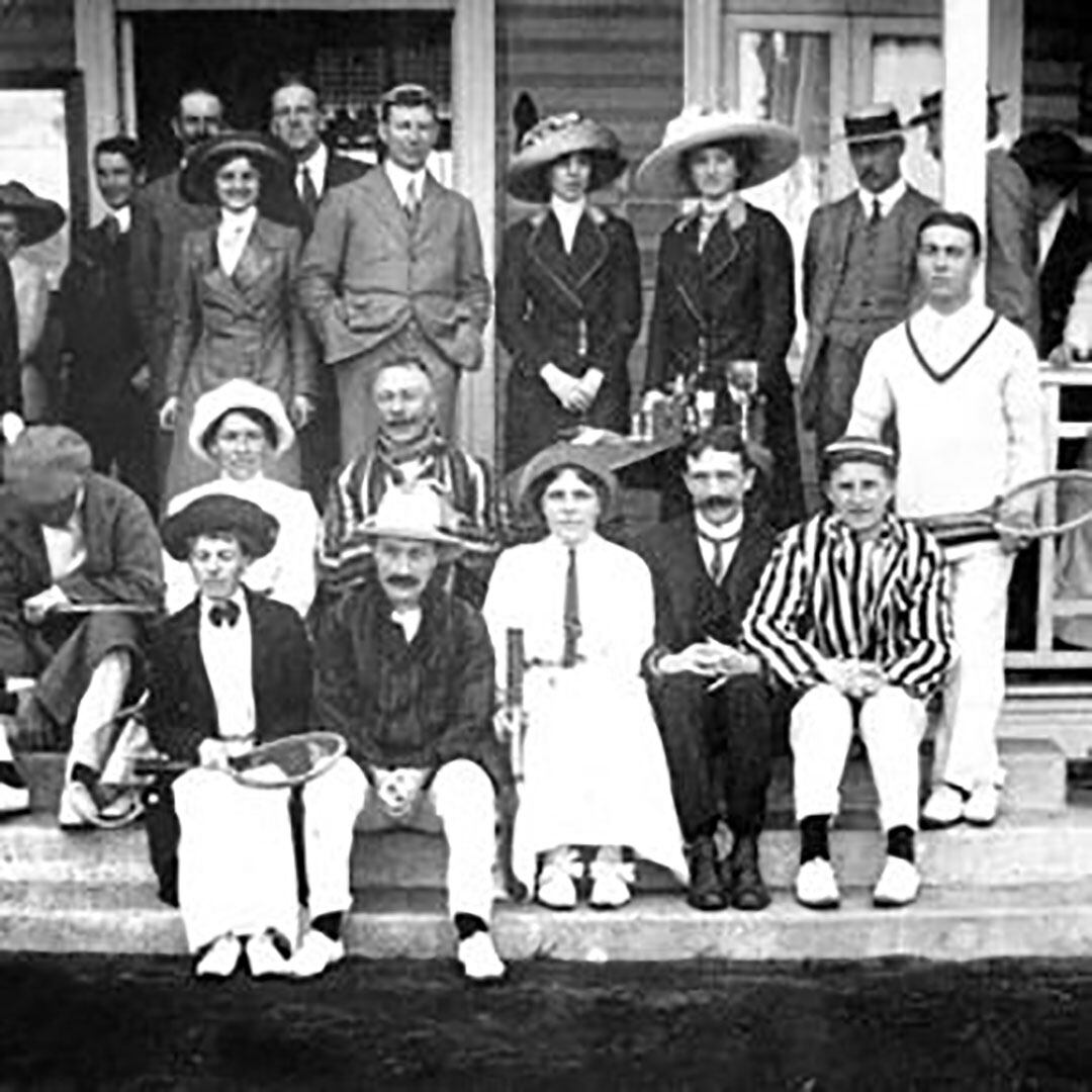 Un grupo de socios posa en el frente del club house original (Fuente: BALTC)