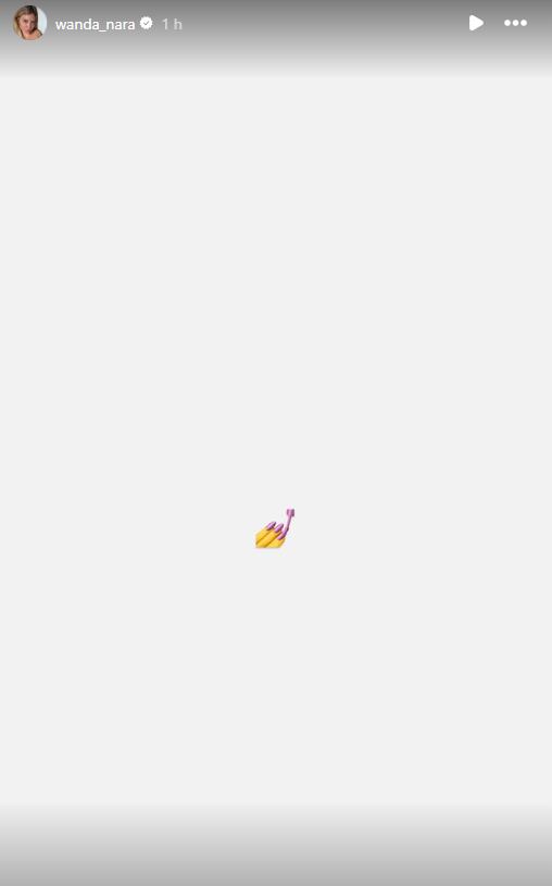 Un simple emoji de mano con las uñas pintadas, que dice mucho más que mil palabras