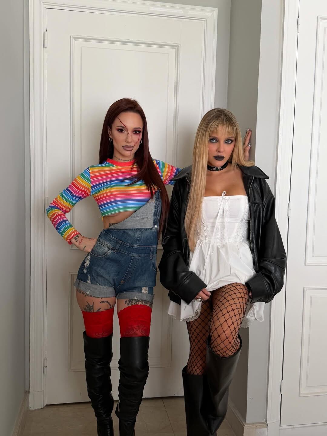 Las artistas La Joaqui y Sofia Gonet posan con sus elaborados disfraces de Chucky y su novia, Tiff, antes de su aparición en Masterchef.