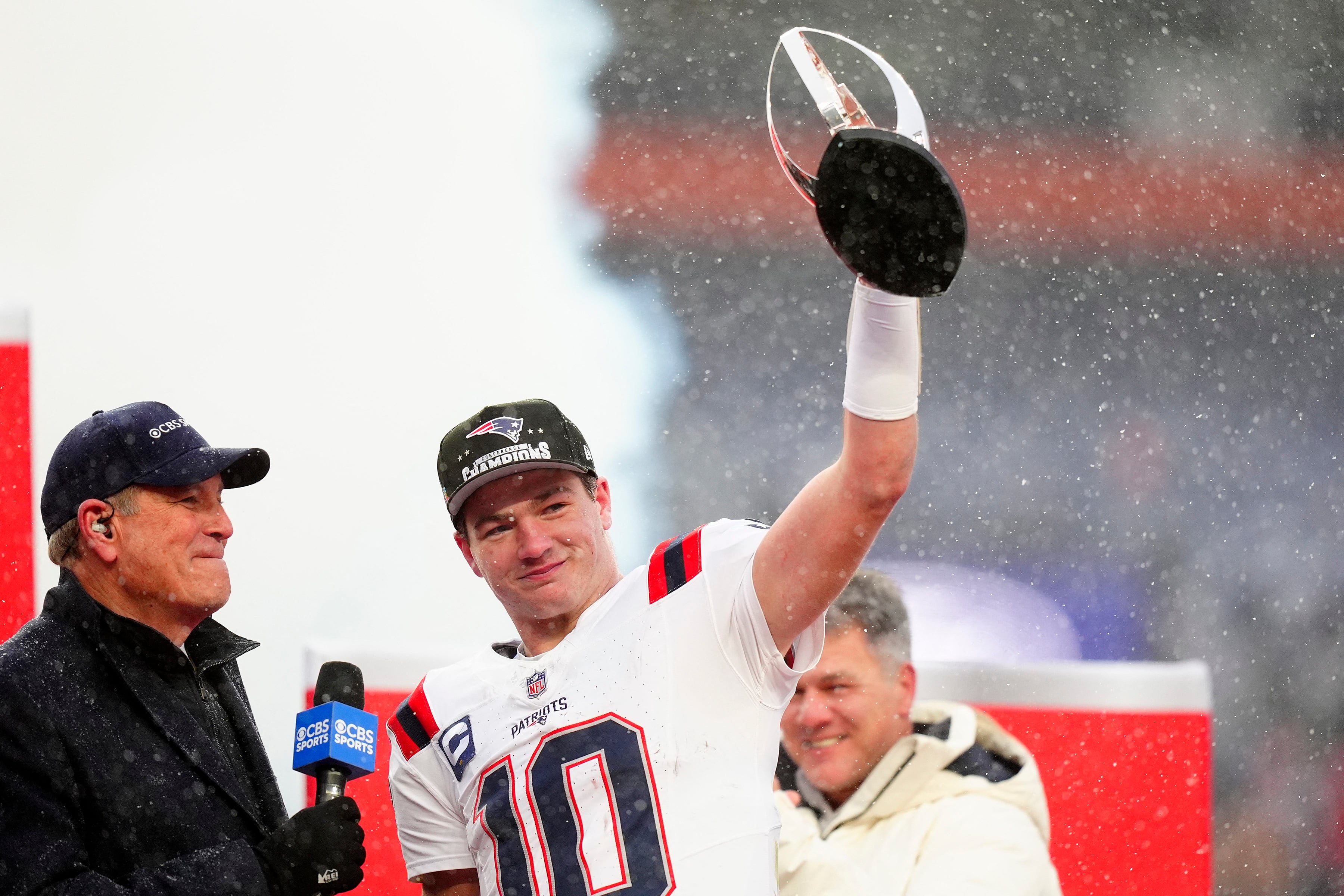 Drake Maye con el trofeo de campeón con New England Patriots tras vencer en la final de conferencia de la NFL a Denver Broncos (Ron Chenoy-Imagn Images)