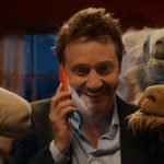 “La llama que llama” se reinventa en la era digital: así es la serie inspirada en la icónica publicidad de los 90