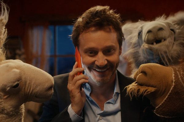 “La llama que llama” se reinventa en la era digital: así es la serie inspirada en la icónica publicidad de los 90