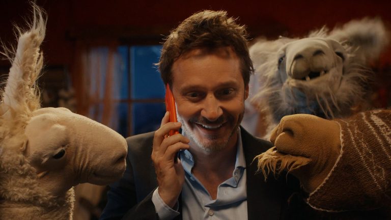 “La llama que llama” se reinventa en la era digital: así es la serie inspirada en la icónica publicidad de los 90