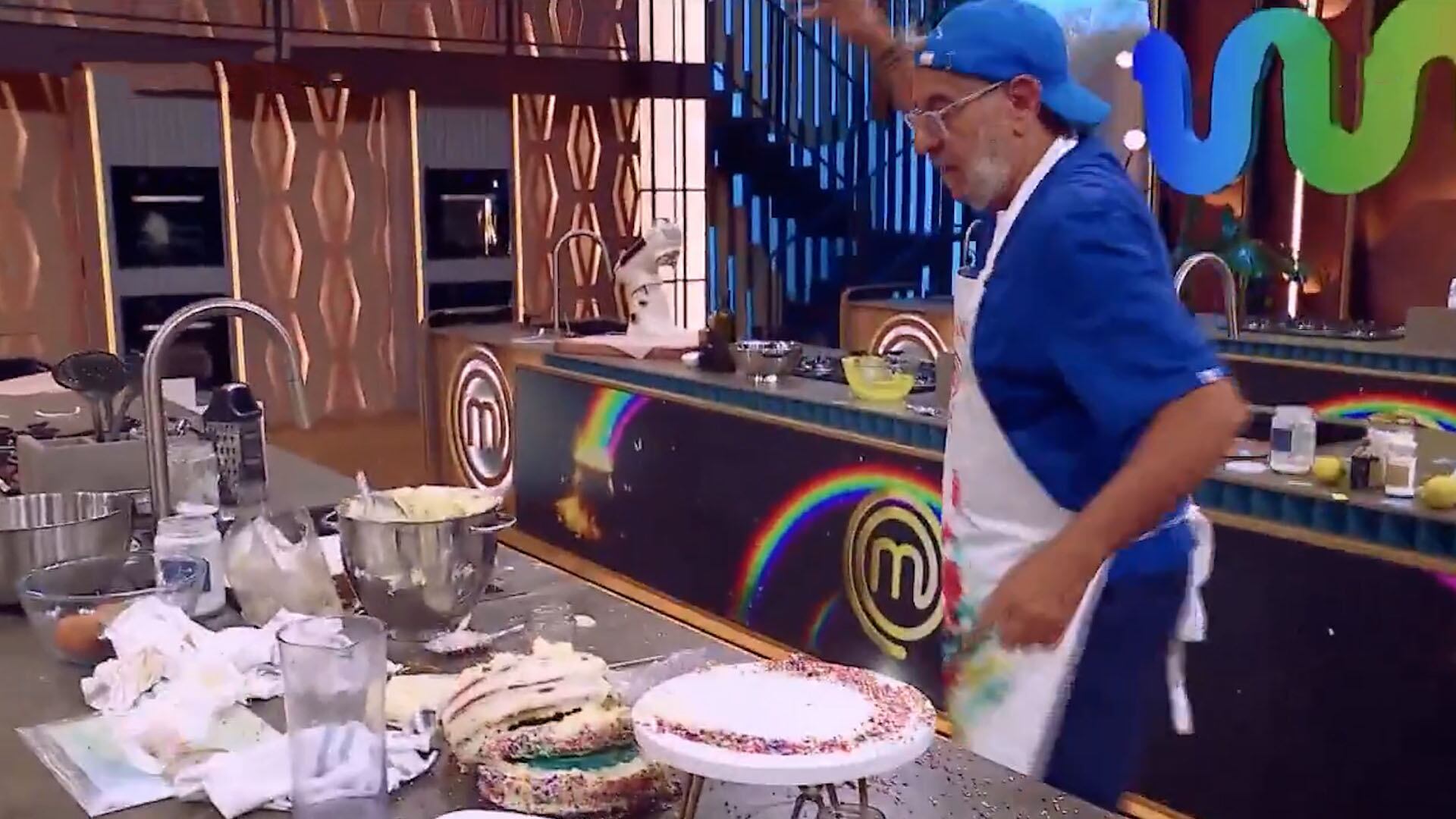 El colapso de los seis pisos de la torta arcoíris reflejó el nivel de presión y desgaste emocional que afrontó Miguel Ángel Rodríguez en la gala