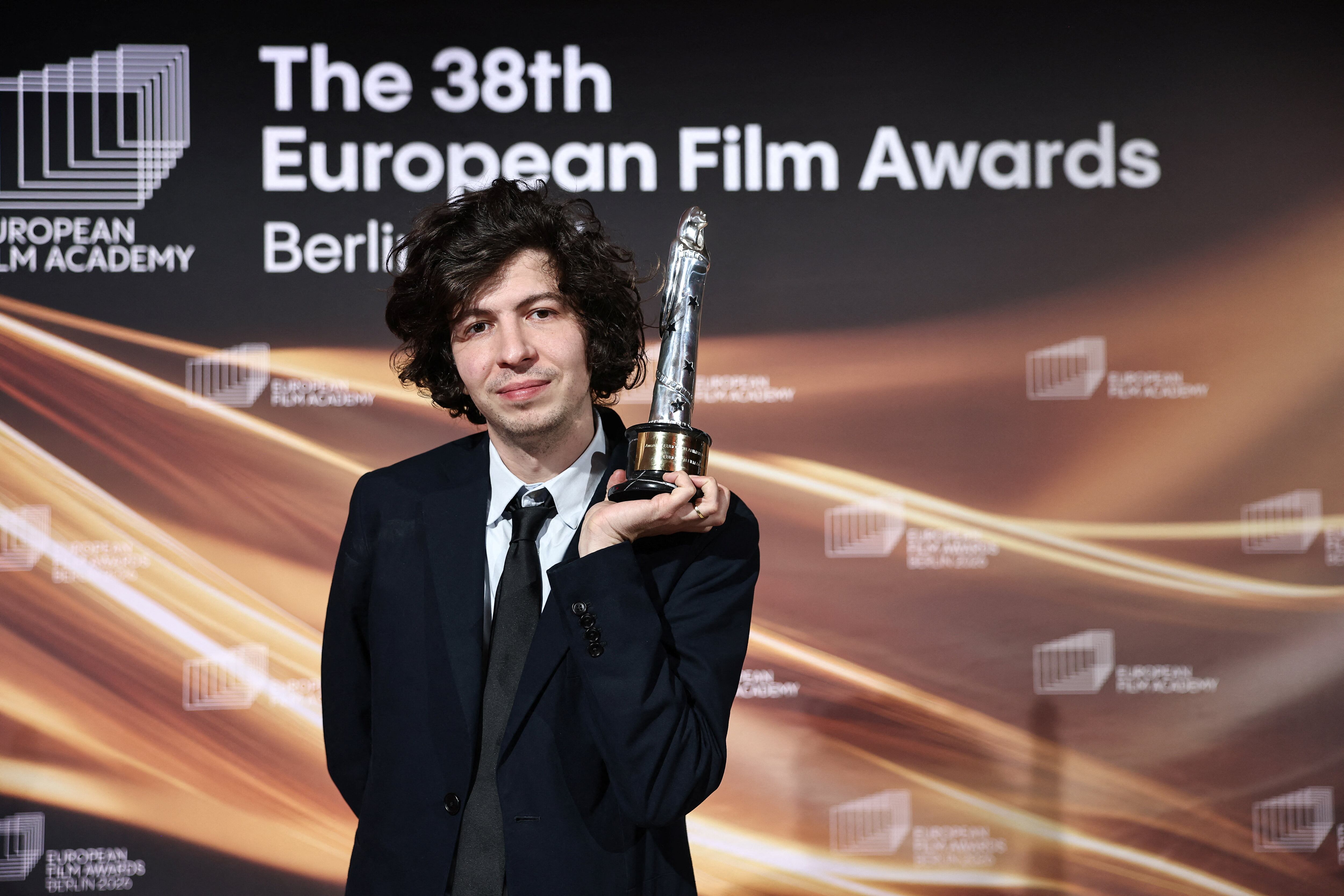 El director Ugo Bienvenido con el premio al mejor largometraje de animación europeo por la película 