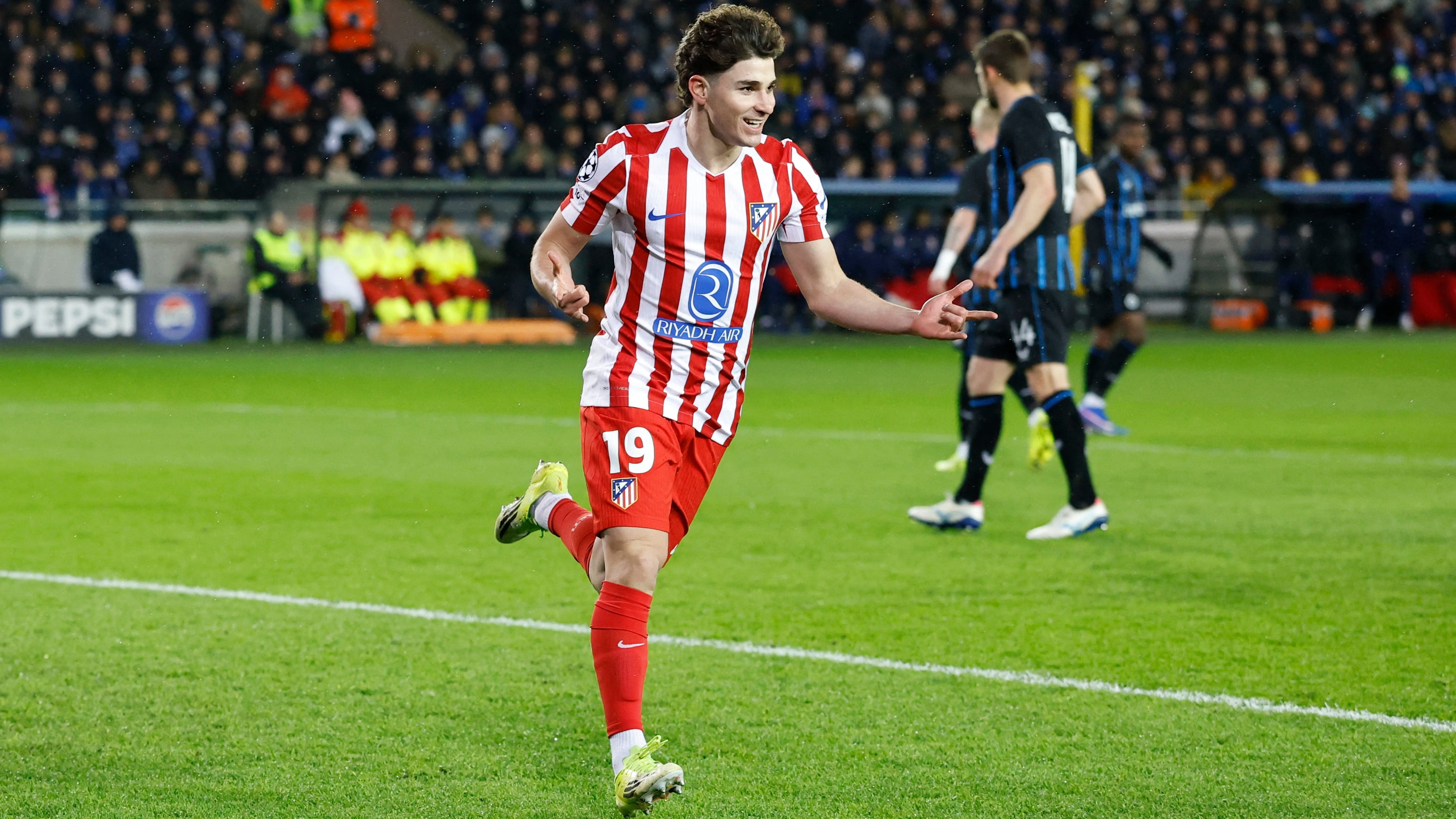 Julián Álvarez celebra tras marcar de penal, luego de una perfecta ejecución. Atlético de Madrid enfrentó a Brujas en Bélgica por el primer duelo de playoff de la Champions League (REUTERS/Maurice Van Steen)