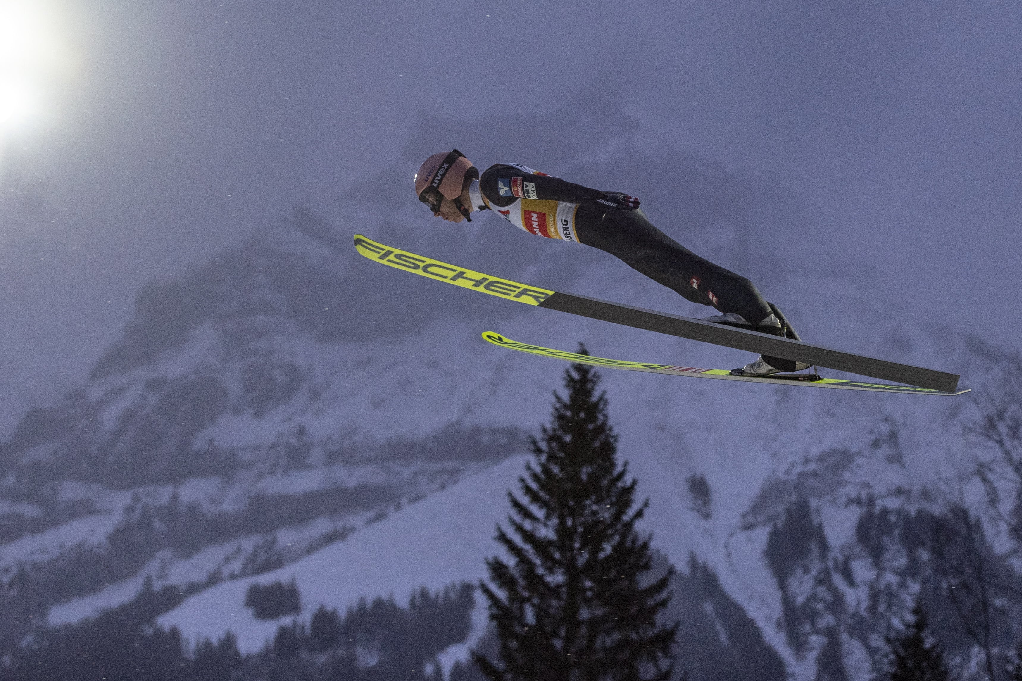 El salto de esquí enfrenta a los atletas a la fuerte resistencia del aire en el momento final de la rampa (EFE/EPA/URS FLUEELER)