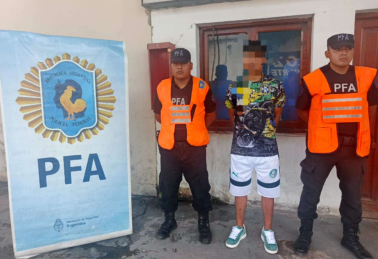 Un hombre es detenido por agentes de la PFA durante un operativo en la terminal de Orán, relacionado con el tráfico de cocaína. (Policía Federal)