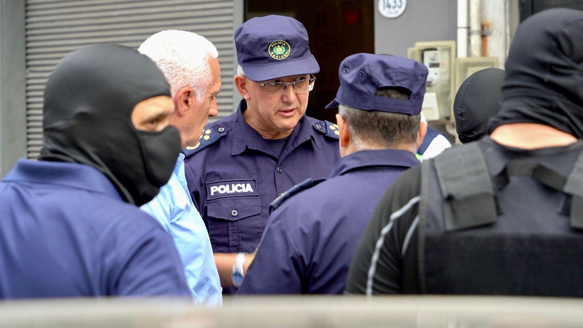 El ministro del Interior, Carlos Negro, y el director de la Policía Nacional, José Azambuya, durante el operativo (Ministerio del Interior)