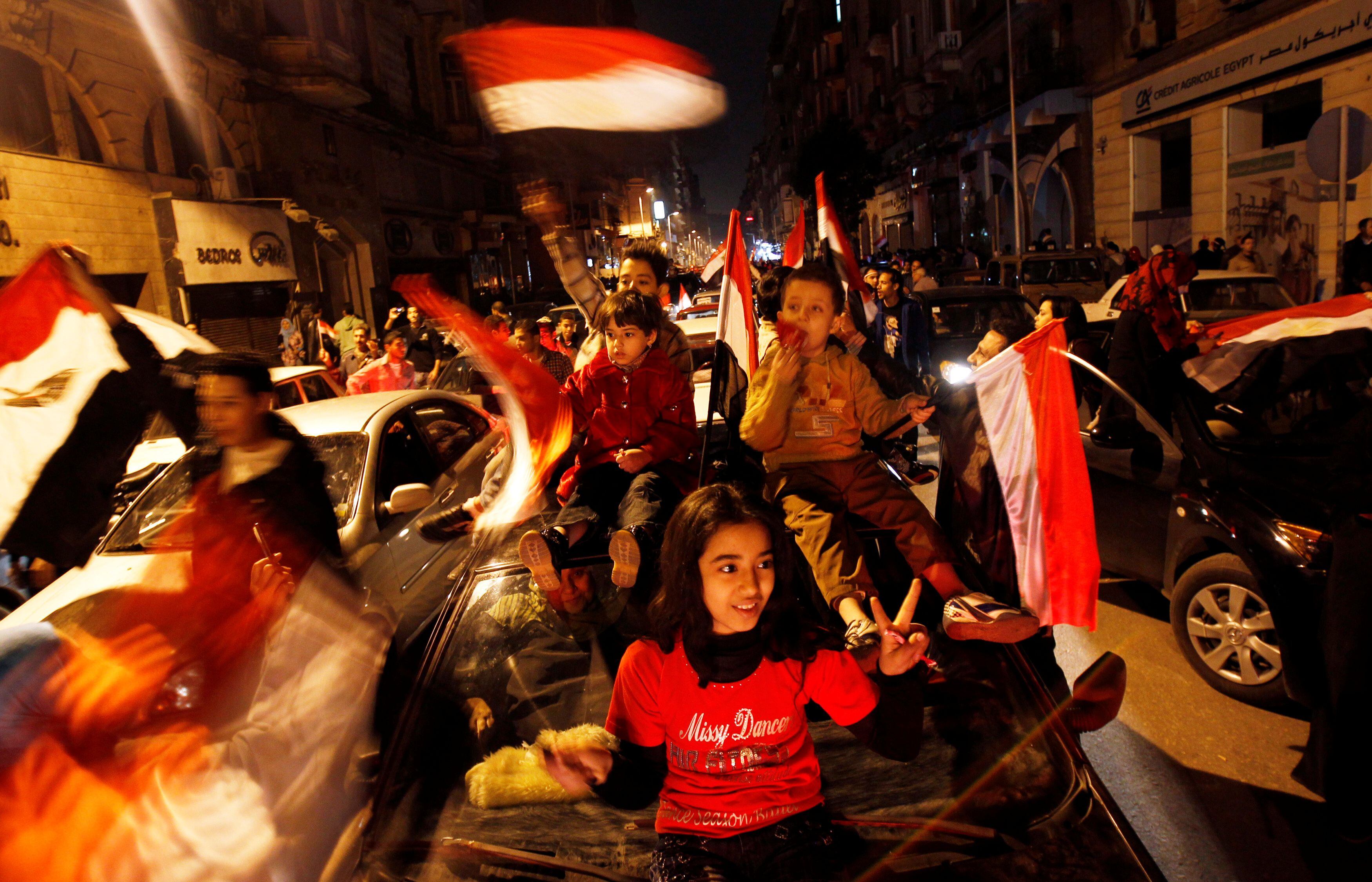 Los egipcios celebran tras el anuncio de la renuncia del presidente egipcio Hosni Mubarak en El Cairo el 11 de febrero de 2011. REUTERS/Amr Abdallah Dalsh/Foto de archivo
