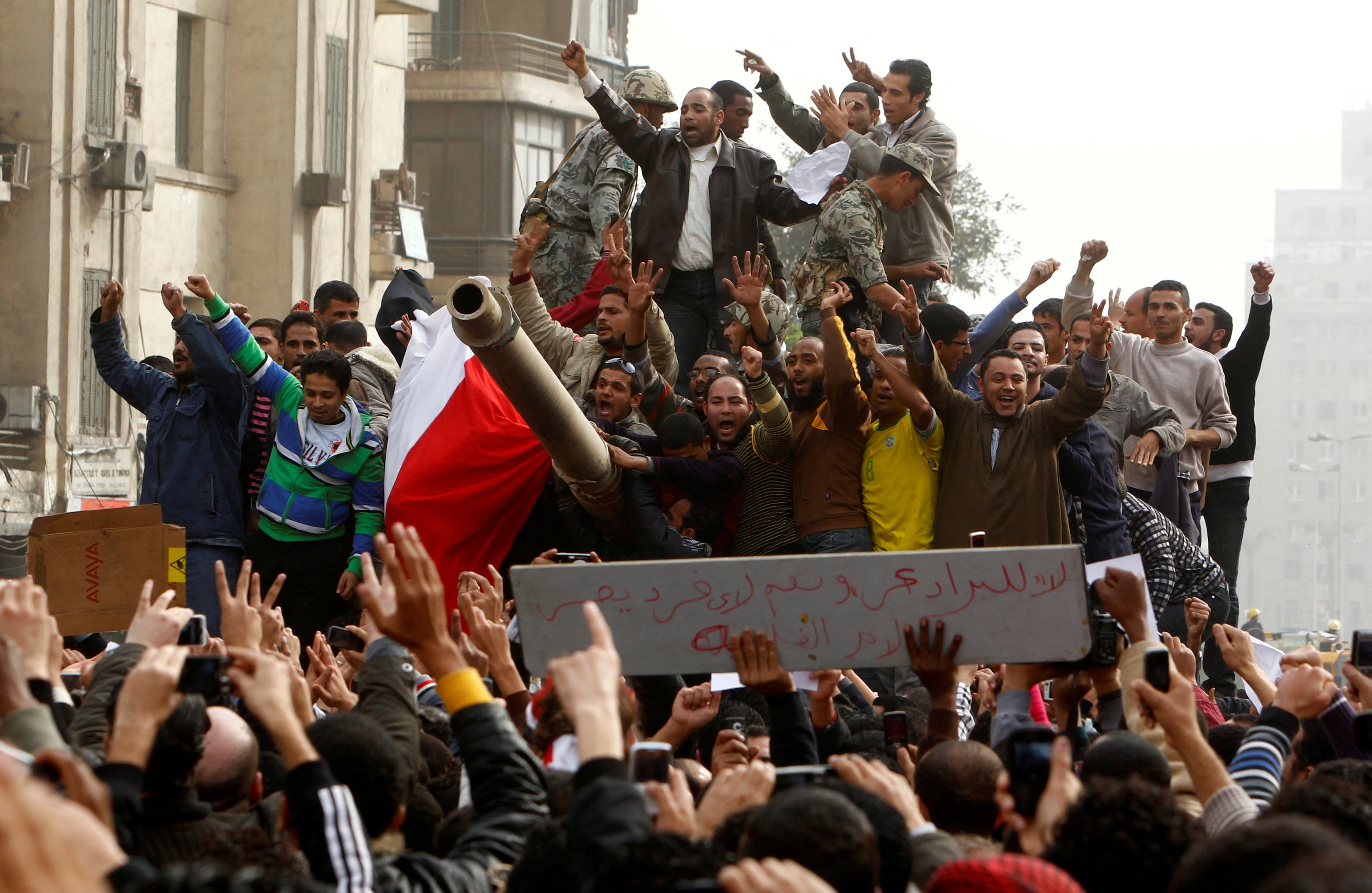Manifestantes celebran sobre un tanque del ejército en la Plaza Tahrir durante las protestas en El Cairo, Egipto, el 29 de enero de 2011 (REUTERS/Yannis Behrakis/Foto de archivo)
