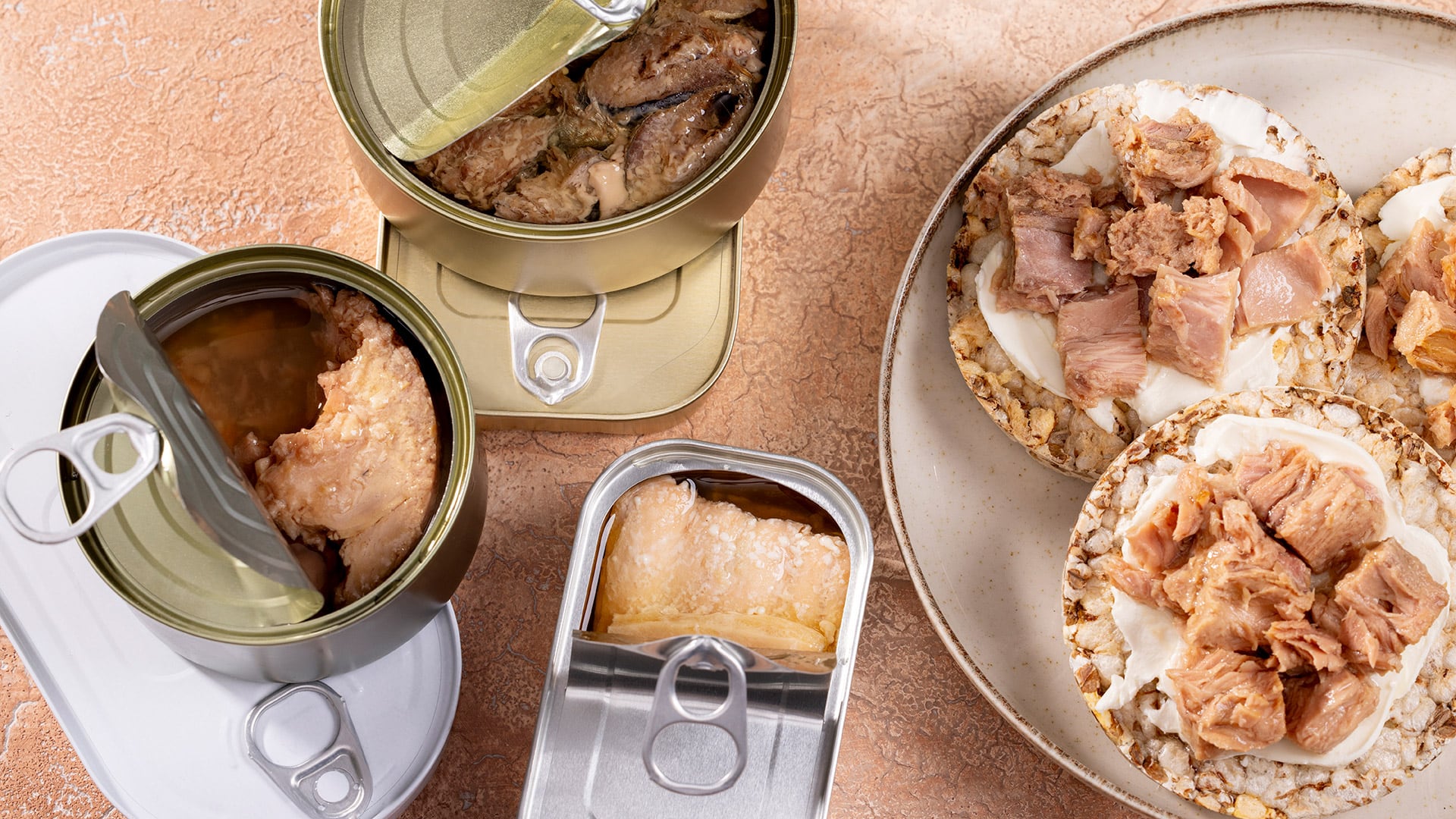 Consumir atún claro implica mayor riesgo de mercurio, por lo que se recomienda priorizar especies pequeñas y alternar con otros pescados azules (Créditos: Freepik)