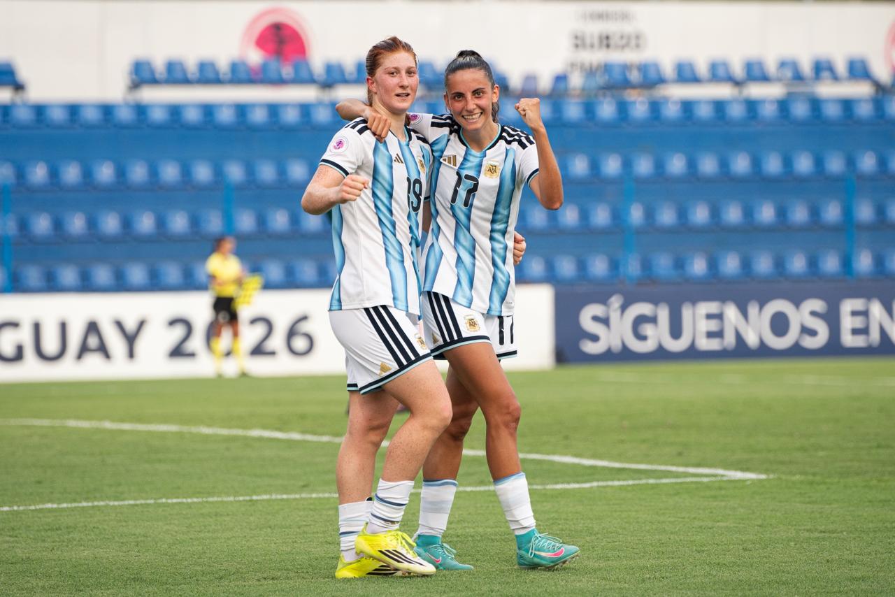 Annika Paz y Denise García Rojo festejan luego de convertir (AFA)