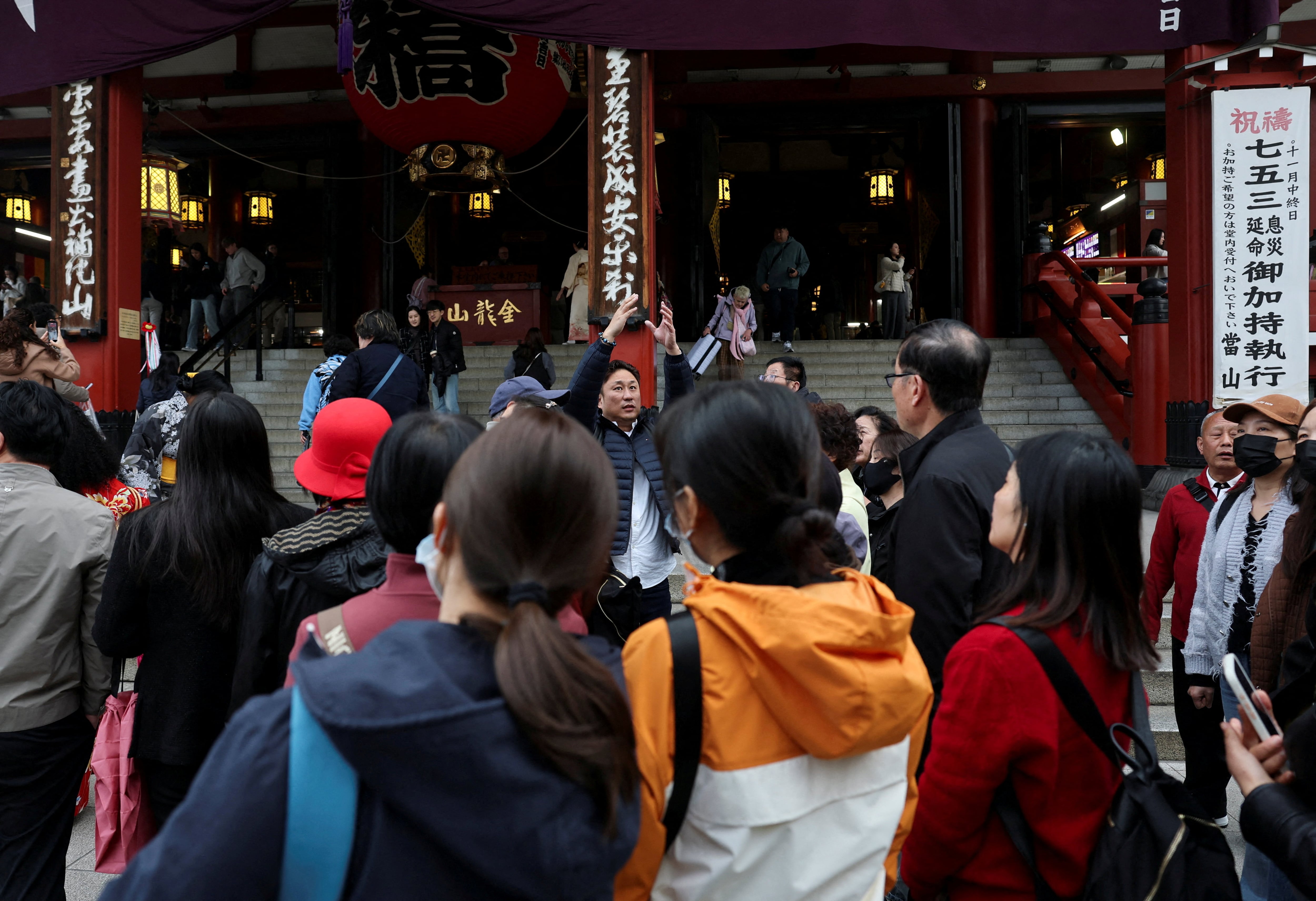 Un grupo de turistas chinos es guiado por un guía turístico en Asakusa, un popular destino turístico de Tokio, Japón. REUTERS/Issei Kato