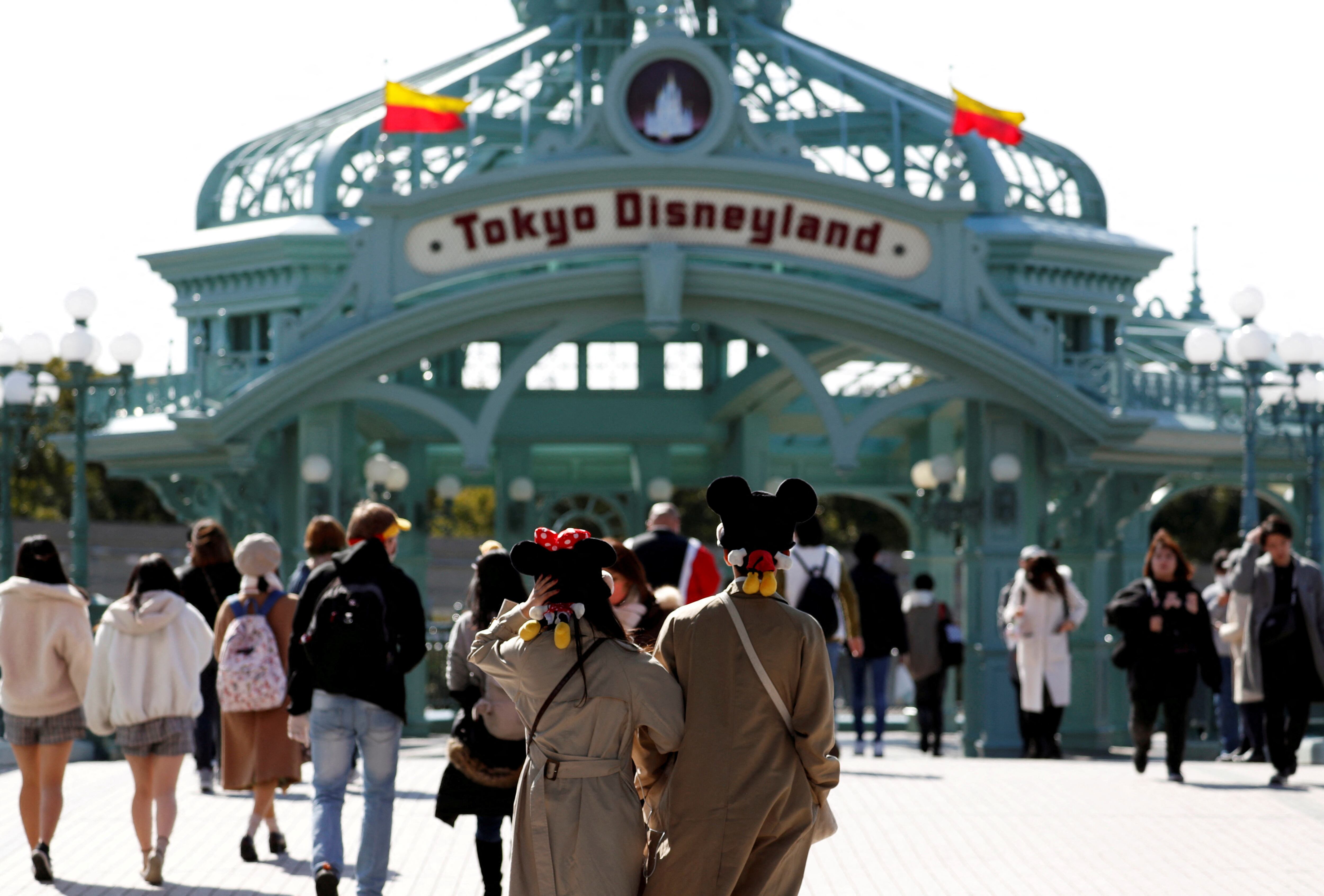 Visitantes en el exterior de Disneyland Tokio en Urayasu, al este de Tokio, Japón. REUTERS/Issei Kato