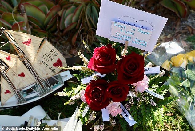 Se colocaron homenajes florales, incluyendo un barco en miniatura, en la casa de Mott Crescent en Mosman Park. (Daily Mail)