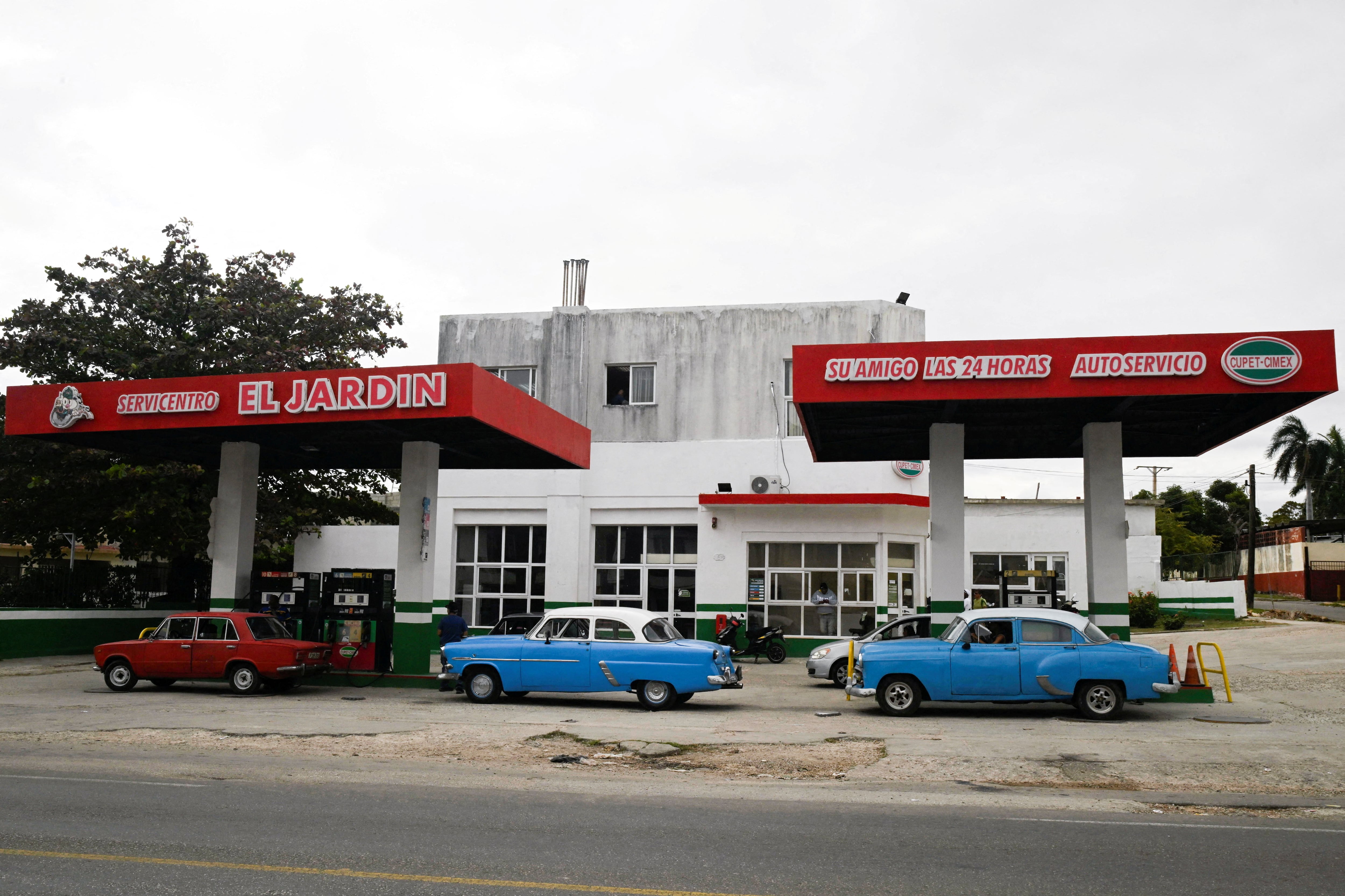 Autos antiguos esperan en fila para llenar sus tanques de gasolina mientras el presidente cubano Miguel Díaz-Canel anuncia que su gobierno implementará un plan la próxima semana para enfrentar la escasez de combustible a medida que Estados Unidos avanza para bloquear el suministro de petróleo, en La Habana, Cuba, el 5 de febrero de 2026. REUTERS/Norlys Perez/Foto de archivo