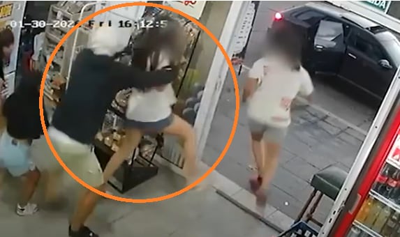 Uno de los delincuentes retuvo a una menor que se encontraba en el comercio al momento del ataque.
