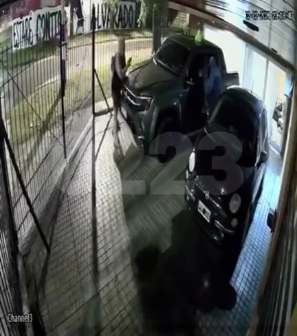 Los dos delincuentes fueron captados por las cámaras de seguridad de la propiedad.