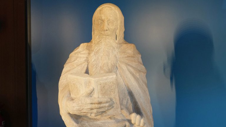 Las antiguas estatuas del Duomo de Milán siguen brillando gracias a un programa de micromecenazgo