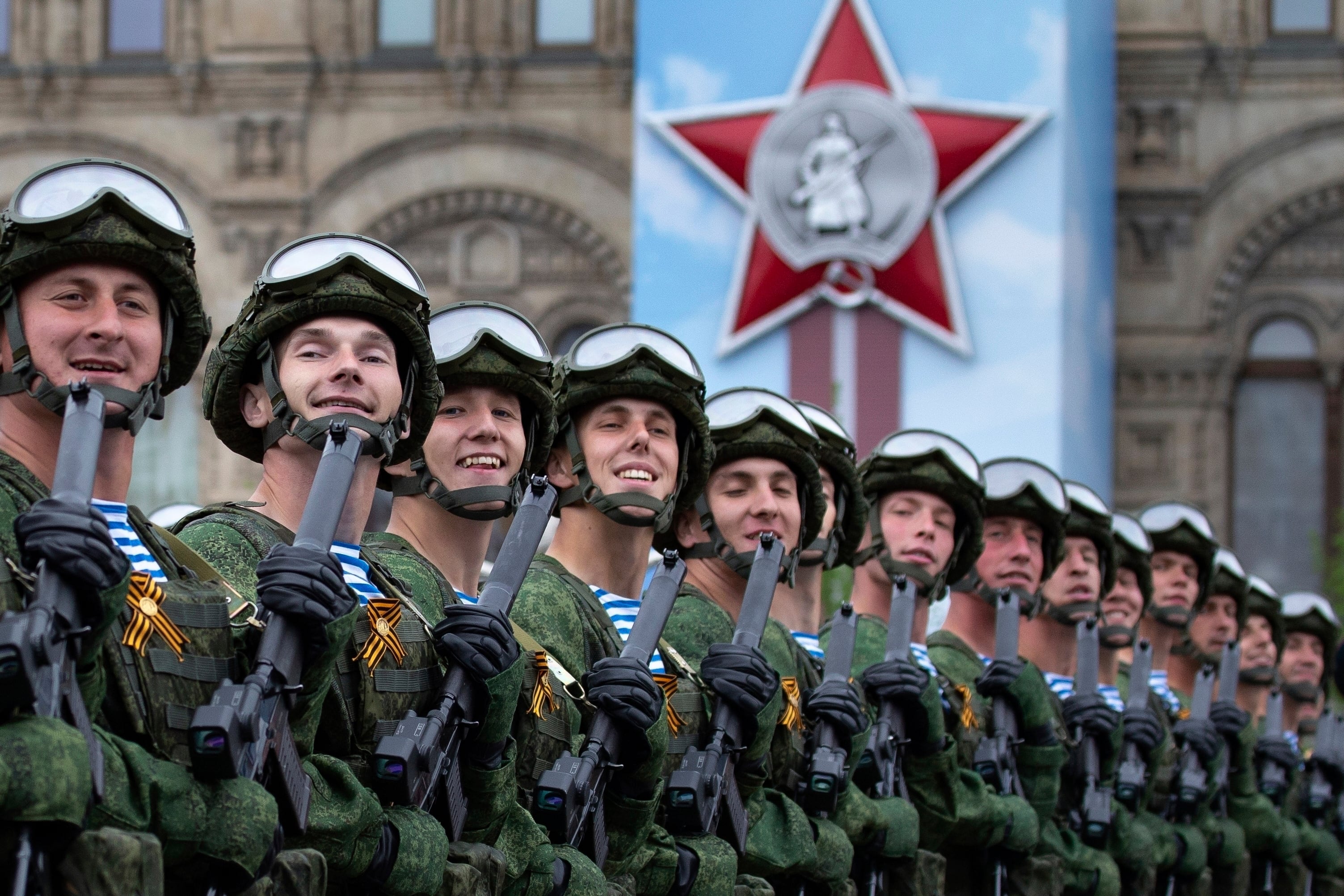 ARCHIVO - Soldados rusos marchan durante el desfile por el Día de la Victoria que marca el fin de la Segunda Guerra Mundial, en la Plaza Roja de Moscú, el 9 de mayo de 2019. (AP Foto/Alexander Zemlianichenko, archivo)